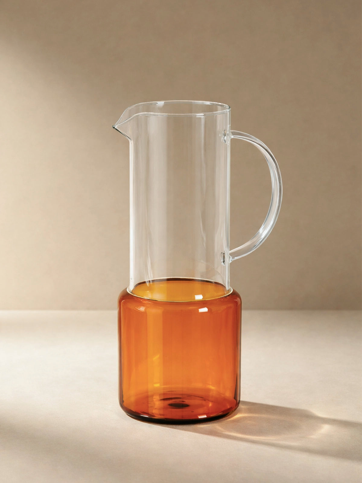 Jarra de cristal transparente con base naranja