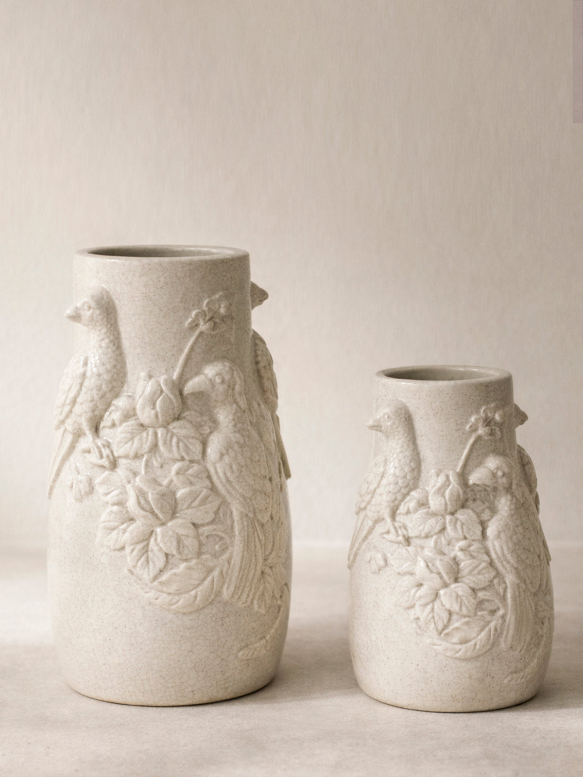 Jarrón Alba de porcelana con relieve de pájaros 13x24 — jarrón decorativo floral