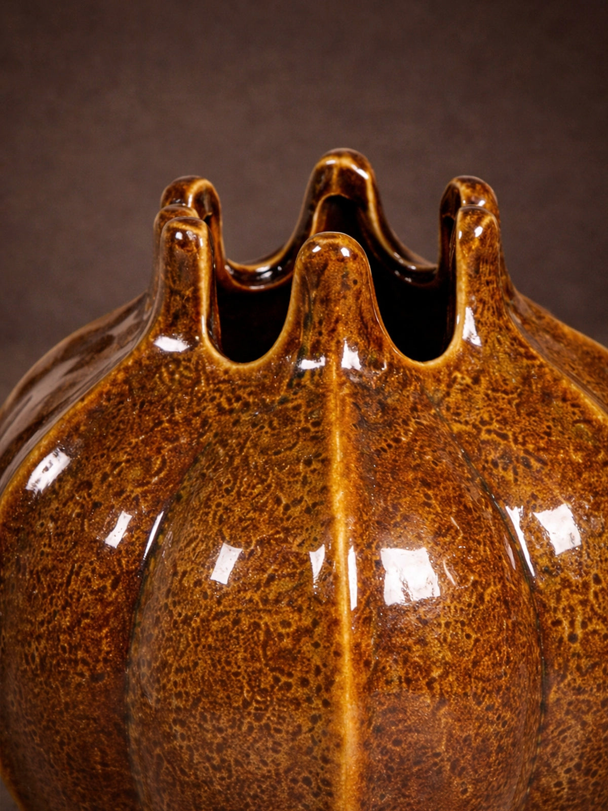 Jarrón Amber de porcelana mostaza oscuro marrón camel decorativo