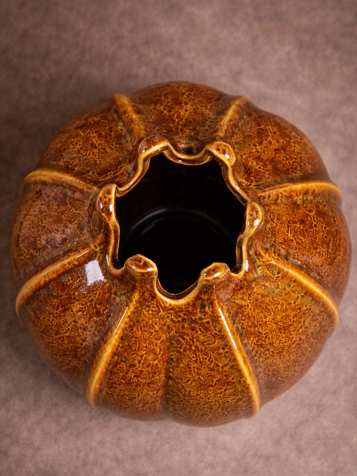 Jarrón Amber de porcelana mostaza oscuro marrón camel decorativo