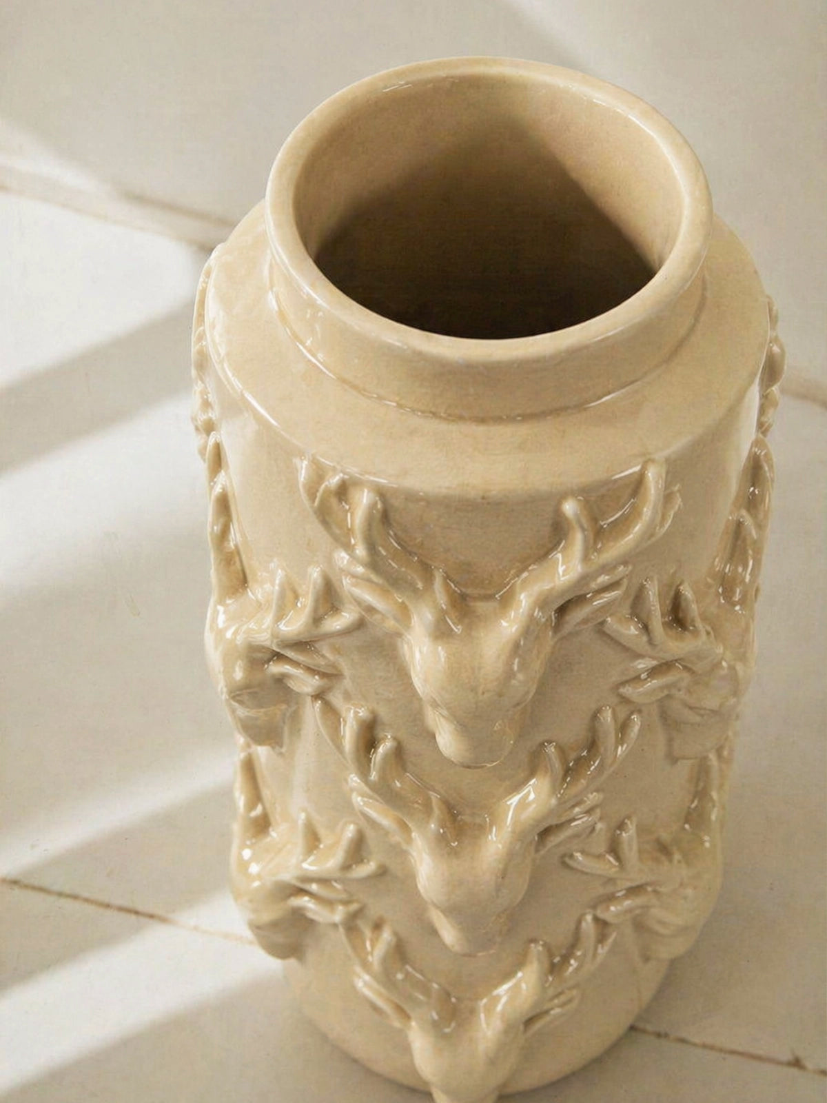 Jarrón Reno de Porcelana con Renos en Relieve – Beige 15,5 × 29,5 cm