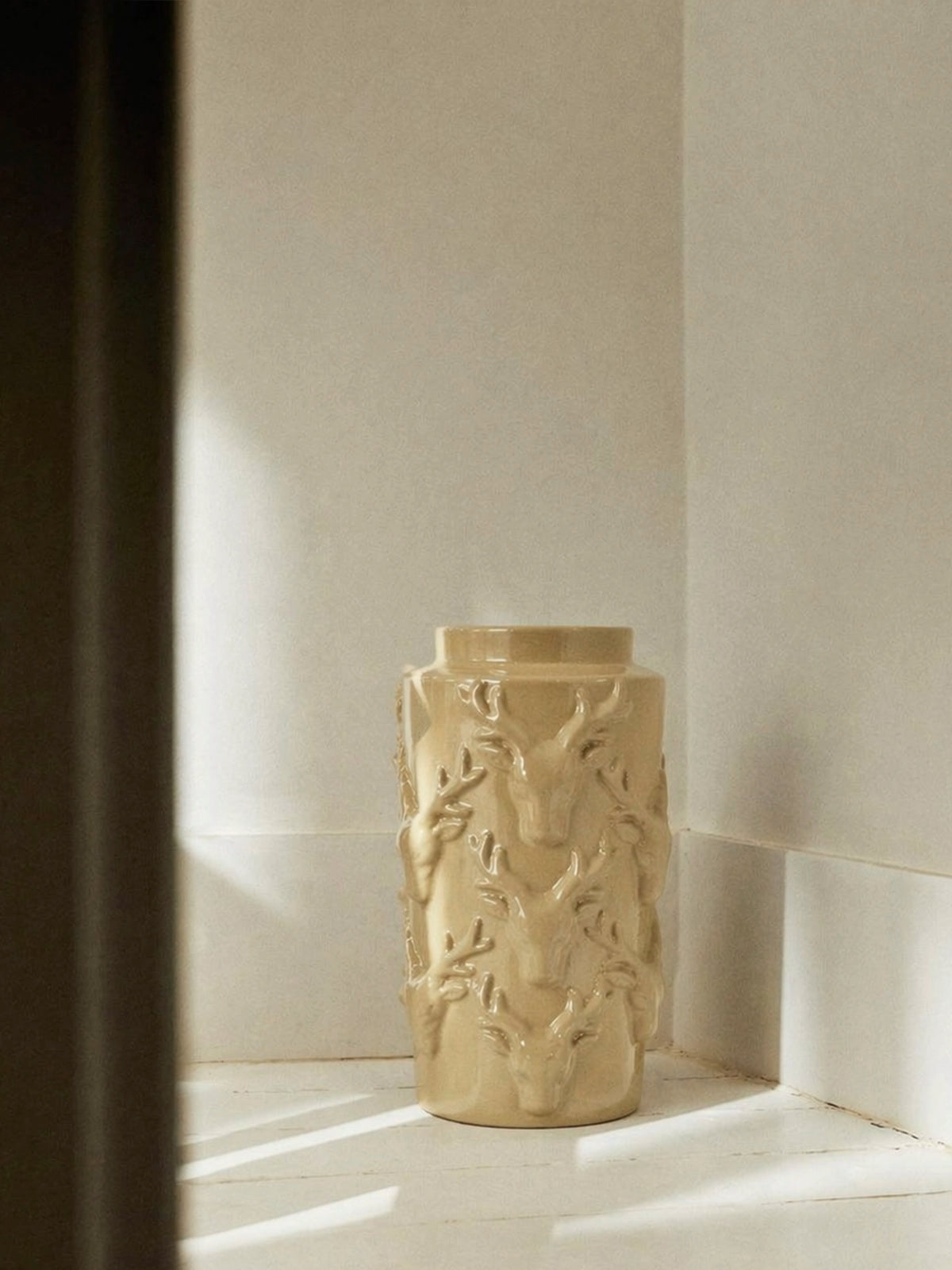Jarrón Reno de Porcelana con Renos en Relieve – Beige 15,5 × 29,5 cm
