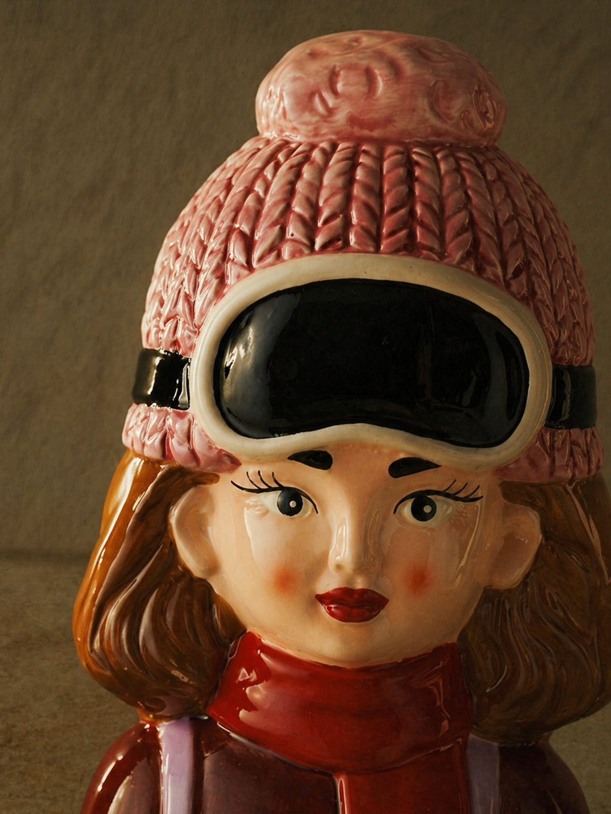 Jarrón Decorativo Chica Esquiadora de Cerámica – 14 cm
