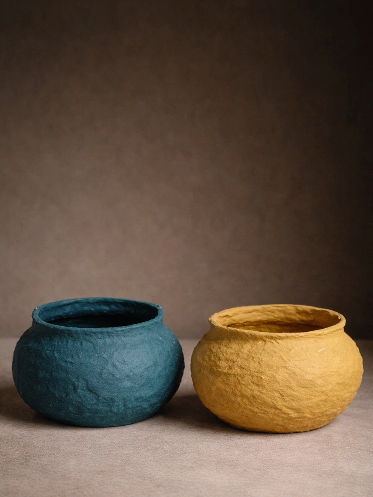 Jarrón de tela maché sostenible en mostaza y verde esmeralda 18x12 cm — jarrón artesanal decorativo