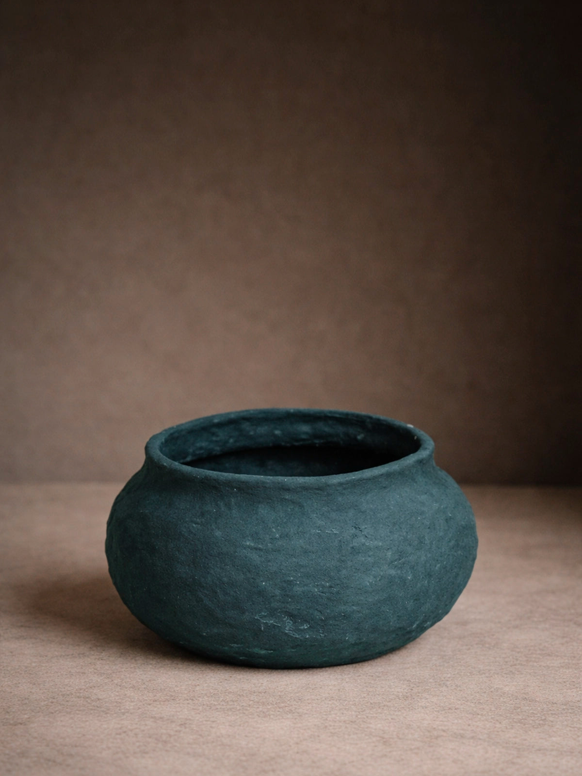 Jarrón de tela maché sostenible en mostaza y verde esmeralda 18x12 cm — jarrón artesanal decorativo
