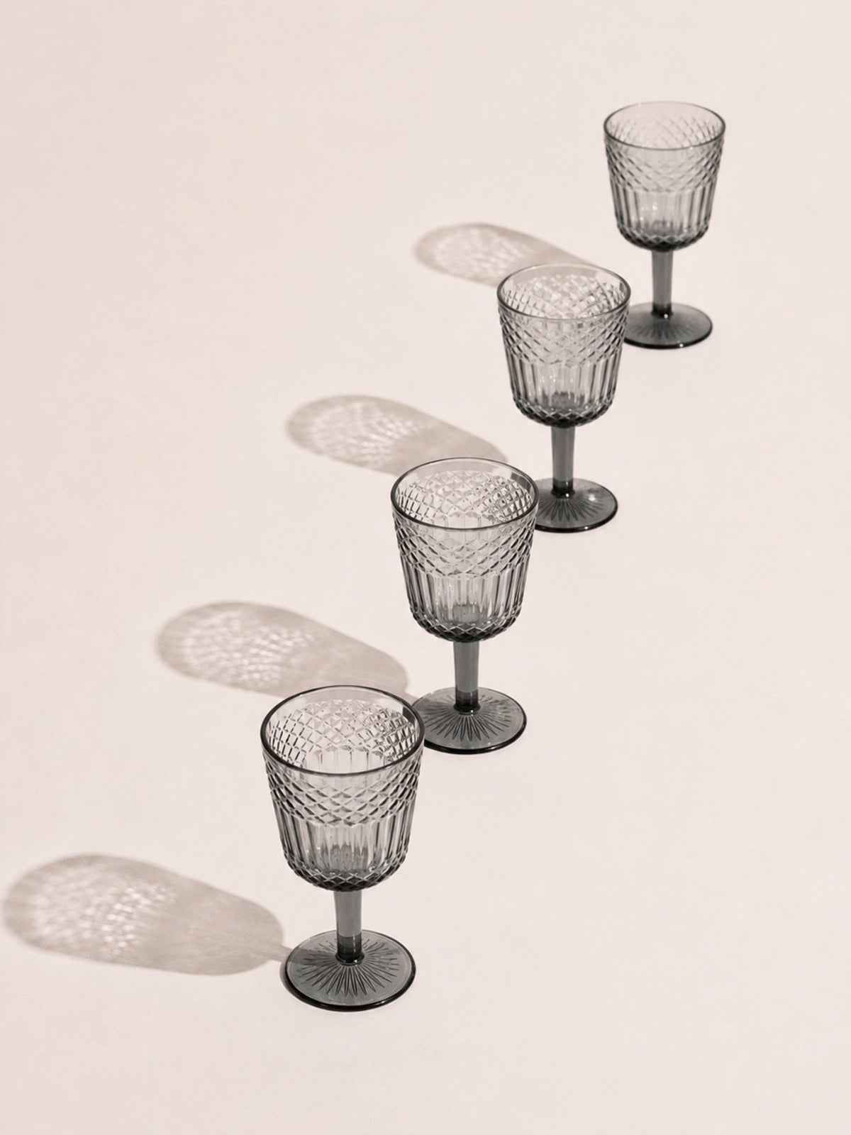 Juego de 12 Copas Humo Vintage de Cristal con Relieve