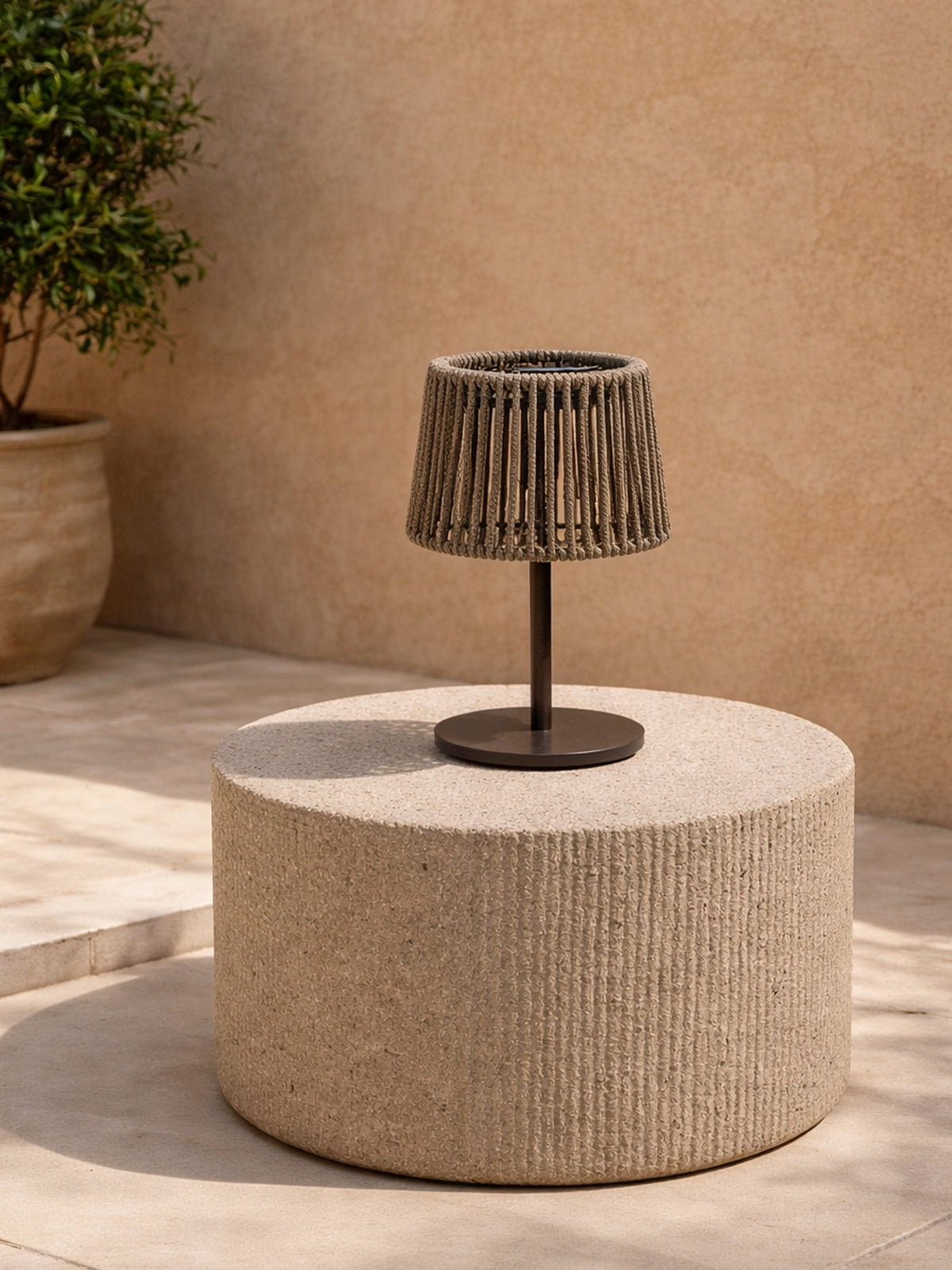Lámpara de mesa solar exterior Solaia de cuerda y metal – 15,5 x 26 cm