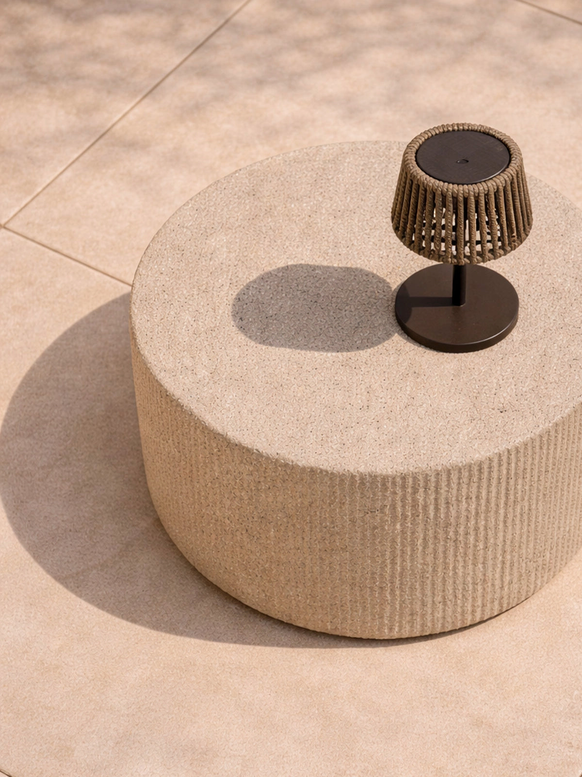 Lámpara de mesa solar exterior Solaia de cuerda y metal – 15,5 x 26 cm