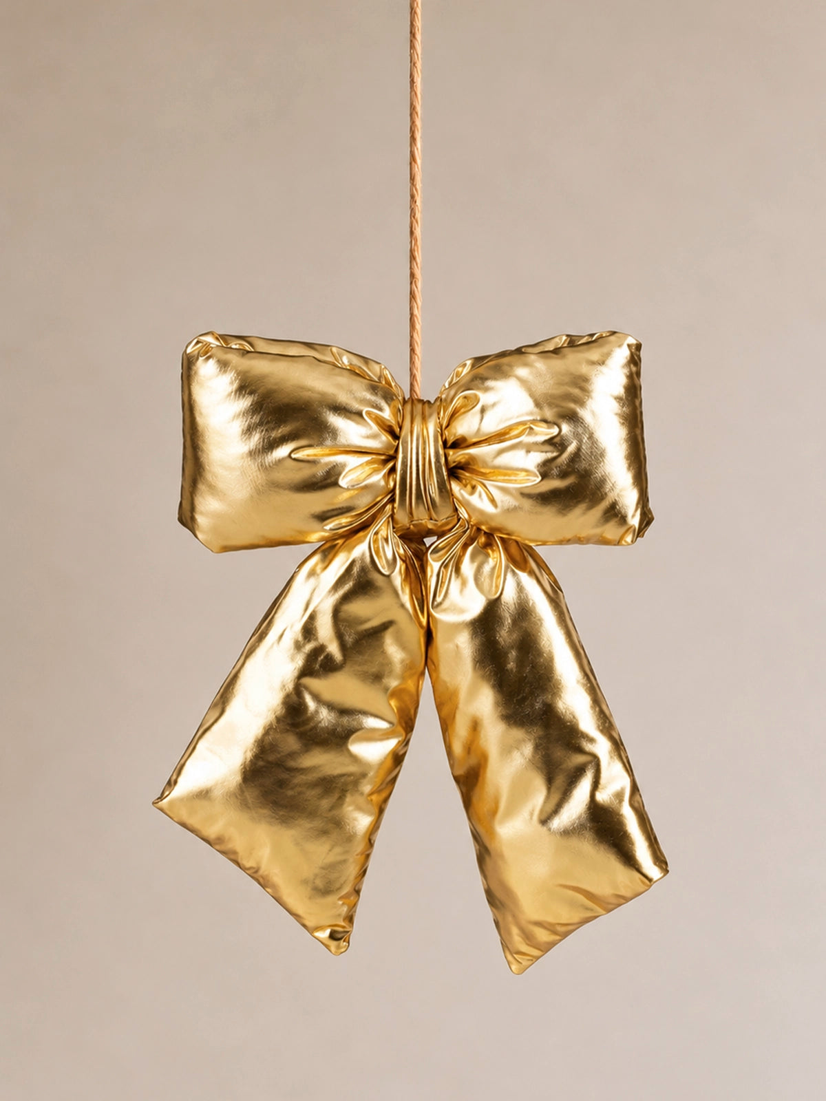 Lazo Navideño Colgante Acolchado Dorado – 28 × 28 cm