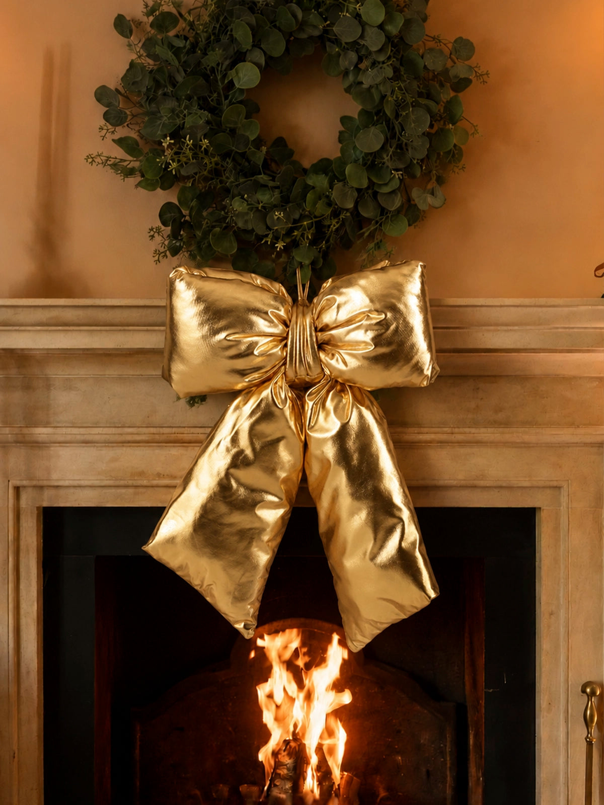 Lazo Navideño Colgante Acolchado Dorado – 28 × 28 cm