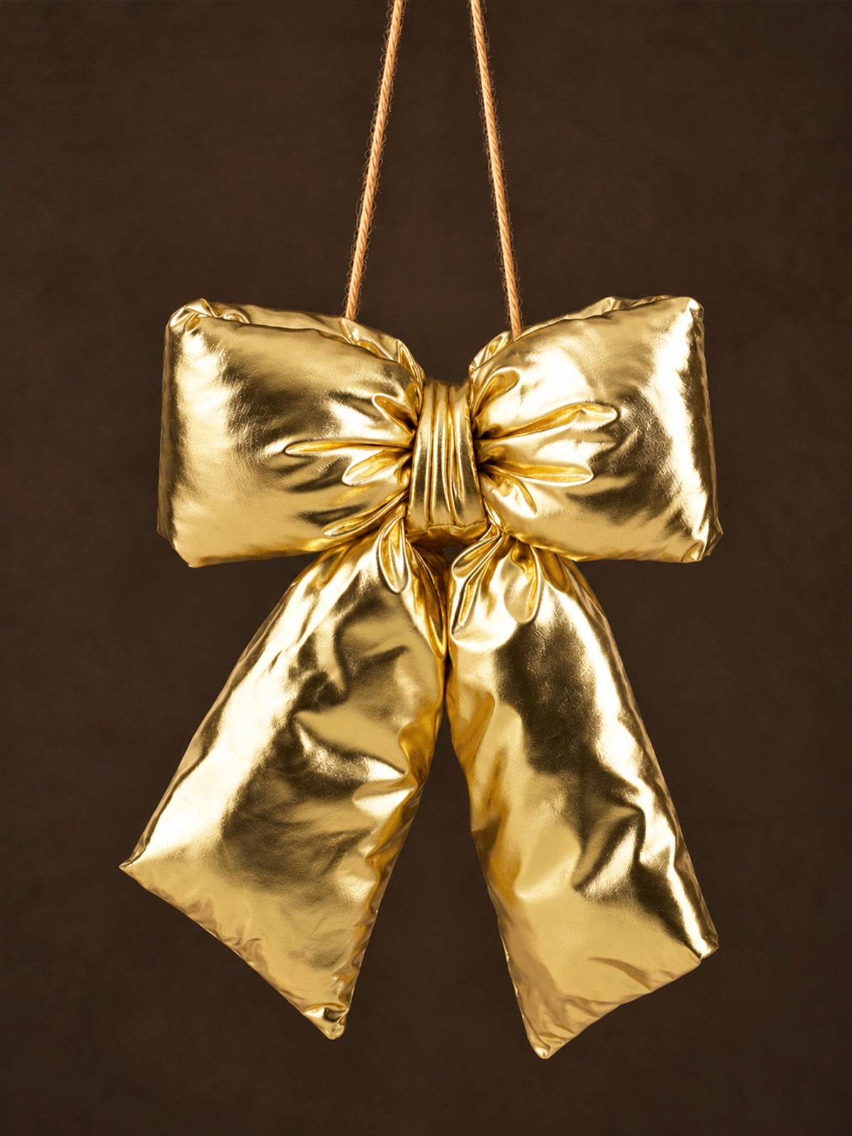 Lazo Navideño Colgante Acolchado Dorado – 28 × 28 cm