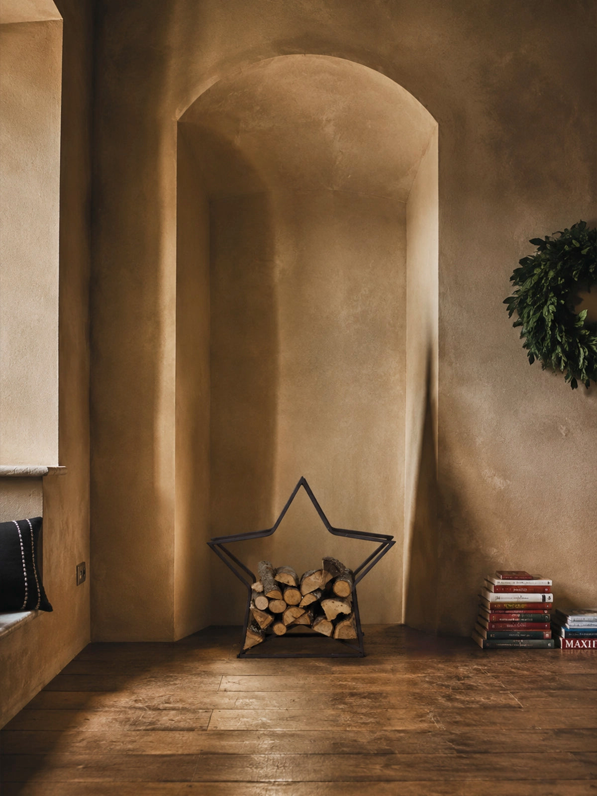 Leñero Estrella de Metal Negro – 74 × 28 × 69 cm
