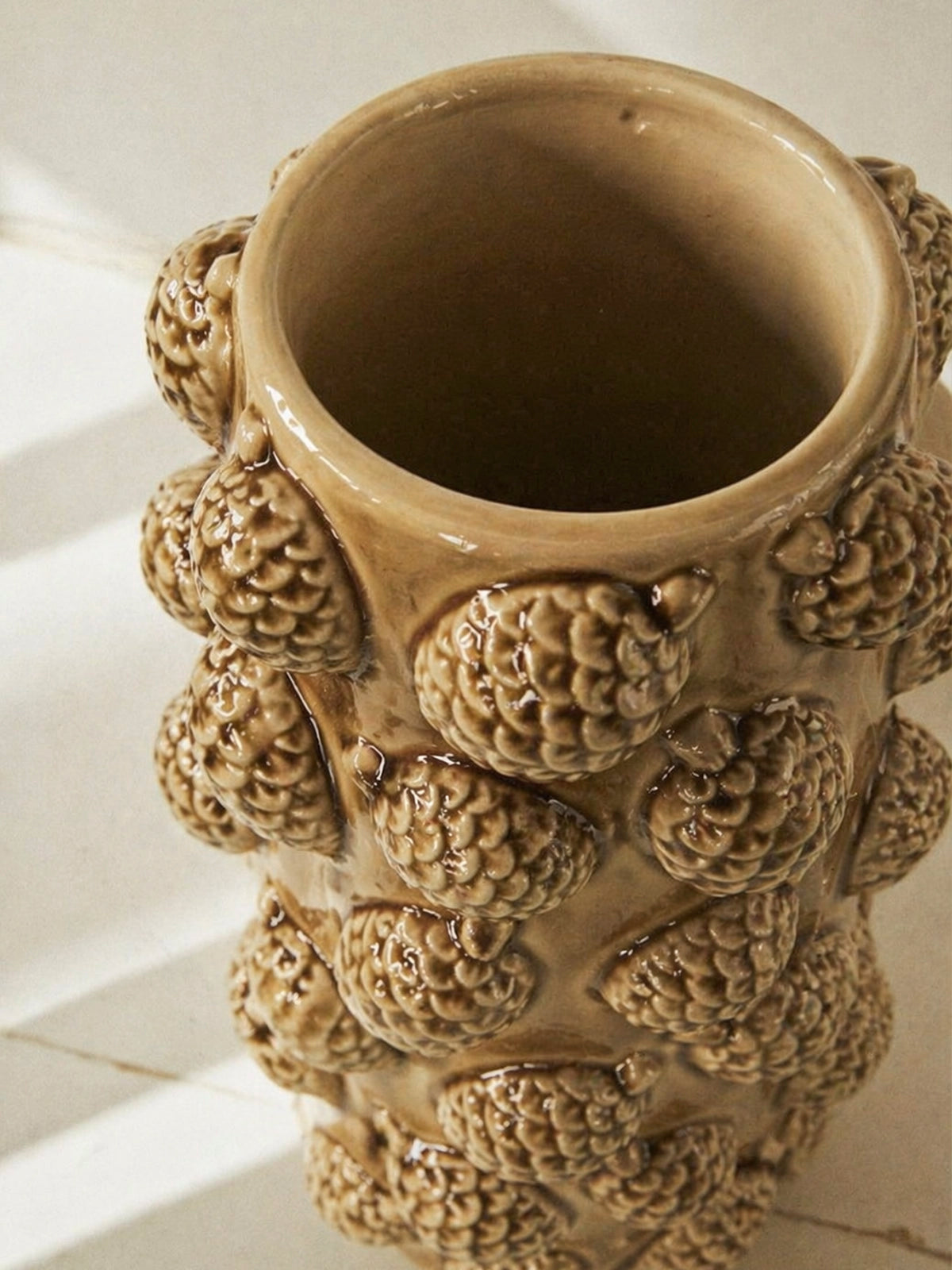 Jarrón de Porcelana con Piñas en Relieve – Caramelo 18 × 35 cm