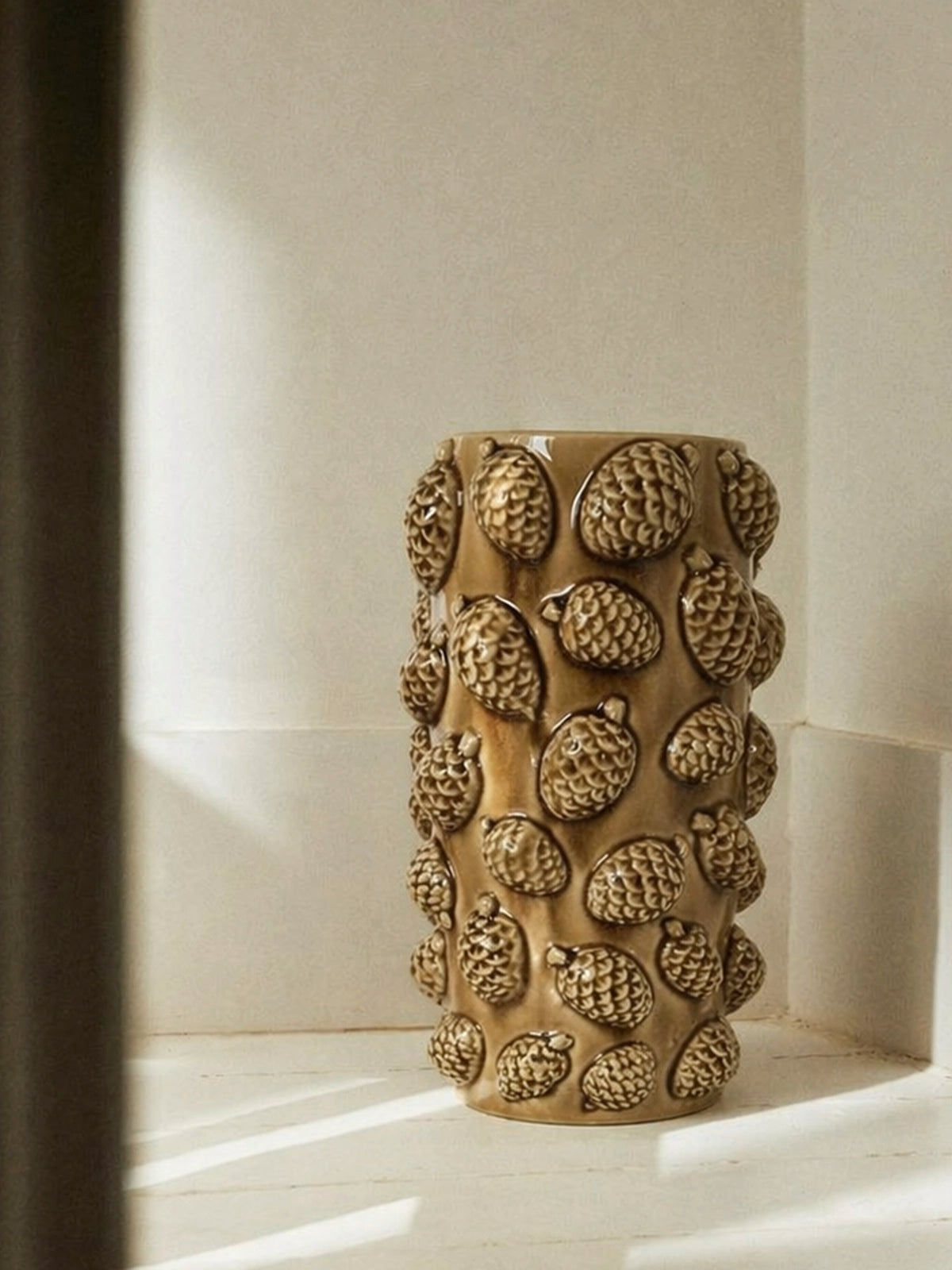 Jarrón de Porcelana con Piñas en Relieve – Caramelo 18 × 35 cm