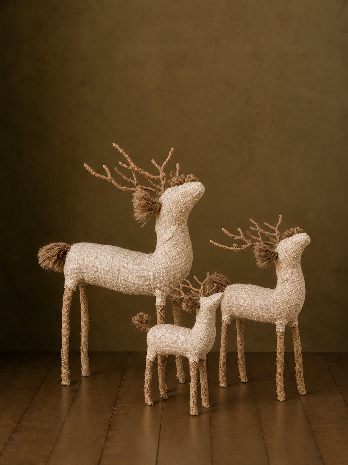 Reno Navideño de Papel Maché y Lúrex Blanco y Dorado 32 cm