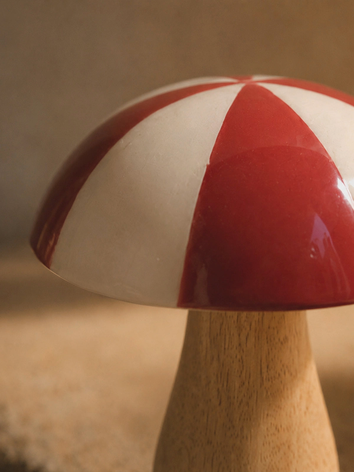 Seta Decorativa de Madera de Mango con Sombrero Rojo y Blanco – 13,5 cm