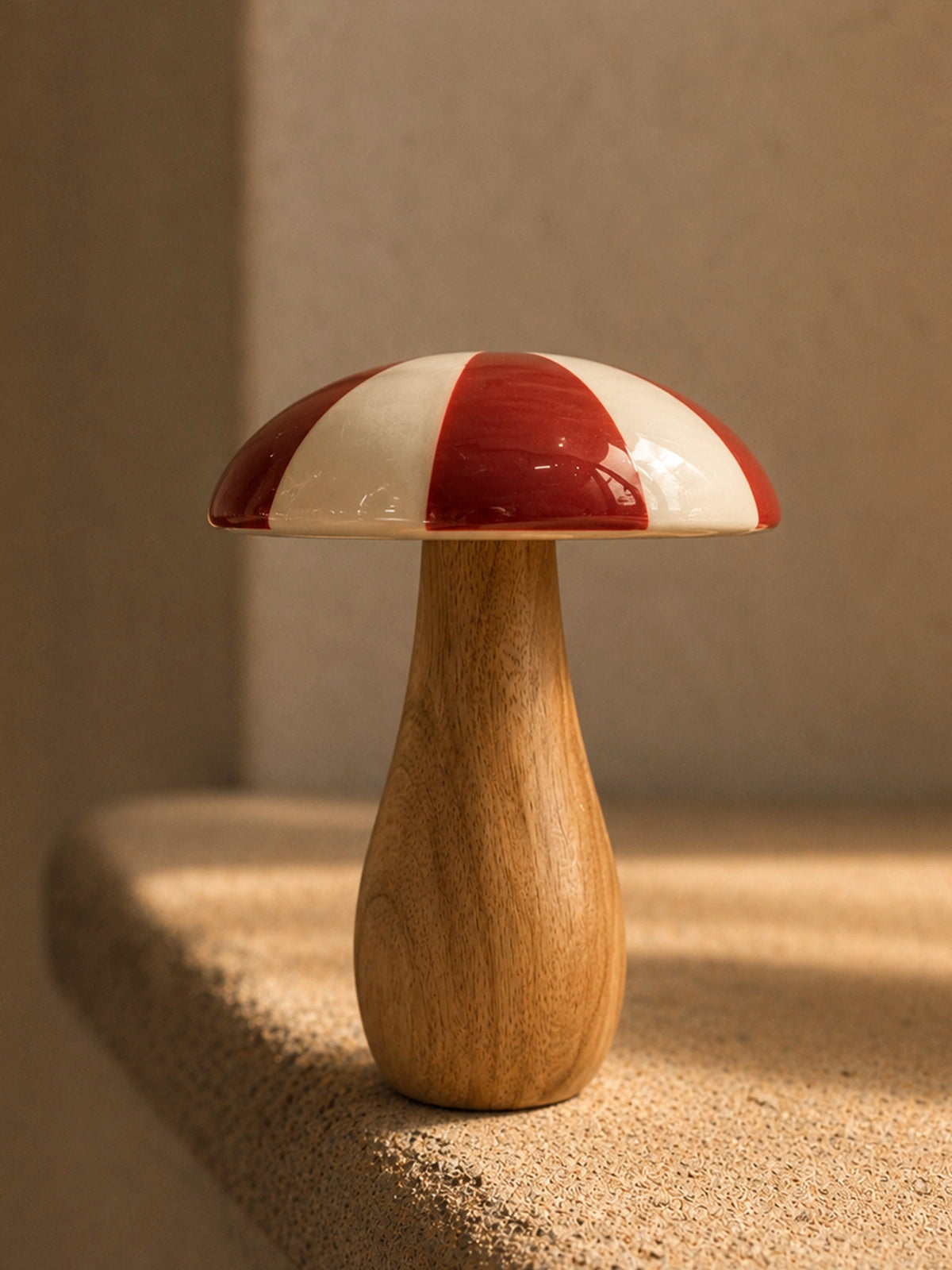 Seta Decorativa de Madera de Mango con Sombrero Rojo y Blanco – 22 cm