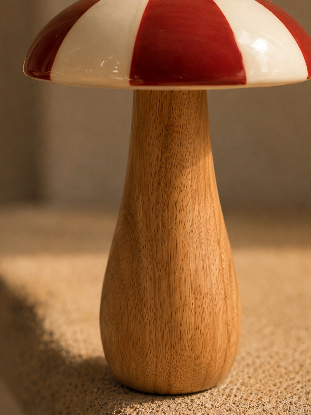 Seta Decorativa de Madera de Mango con Sombrero Rojo y Blanco – 22 cm