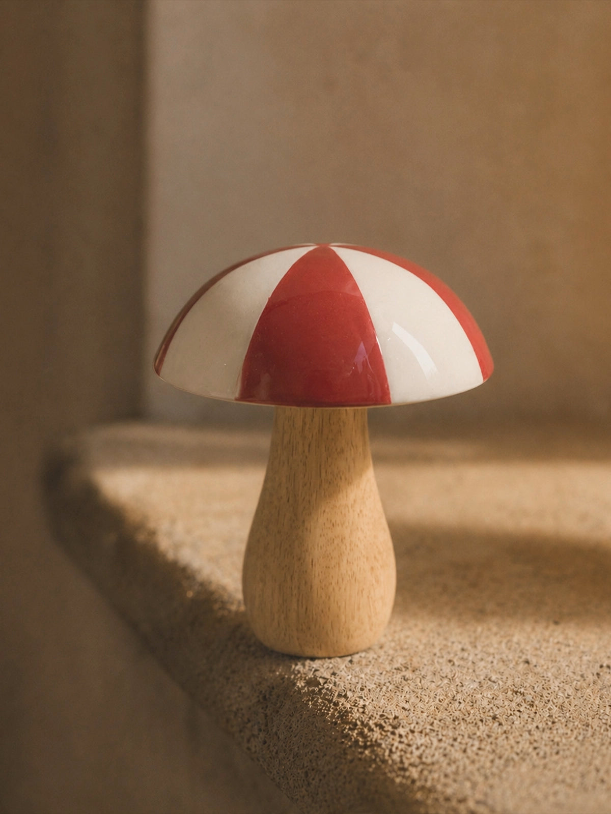 Seta Decorativa de Madera de Mango con Sombrero Rojo y Blanco – 13,5 cm