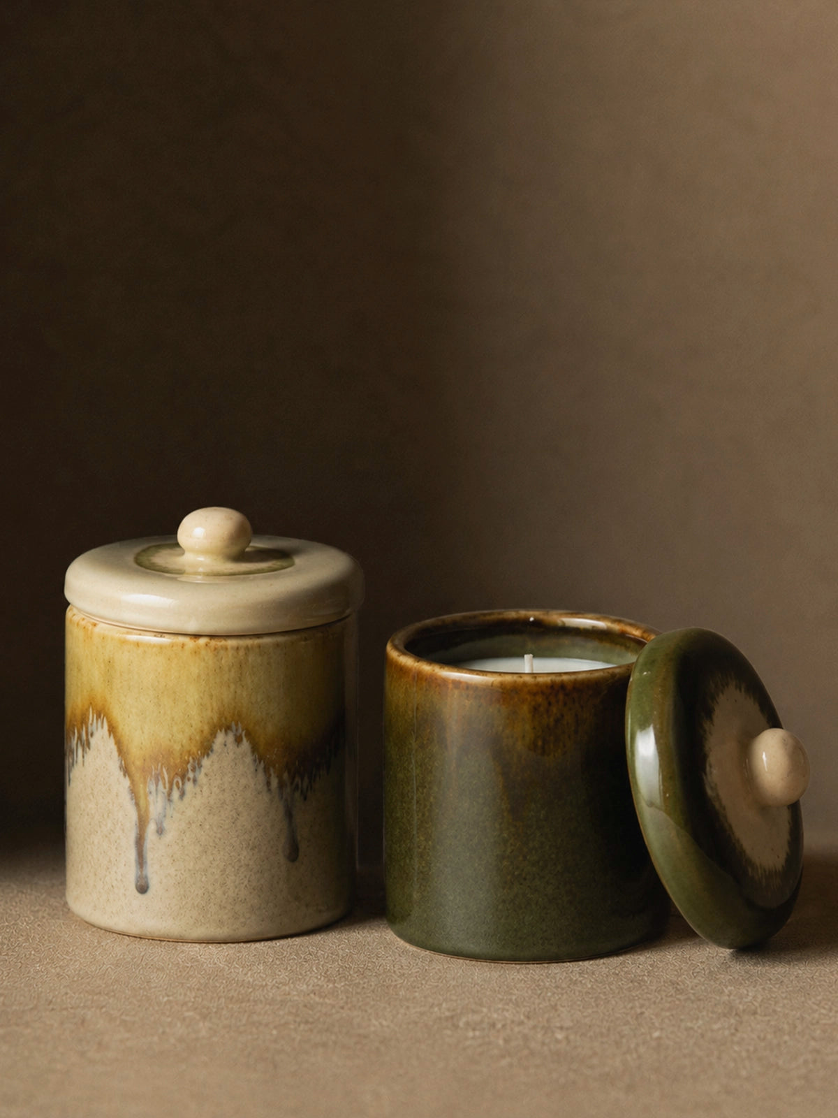 Set de 2 Velas en Tarro de Cerámica – Beige y Verde Oliva 15,5 cm