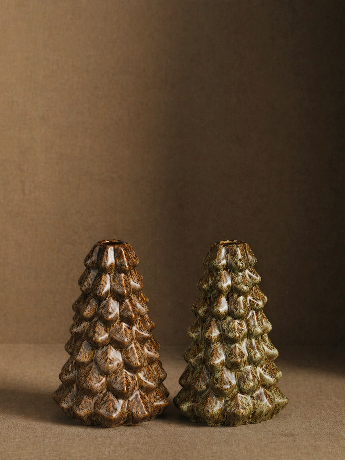 Set de 2 Portavelas Árbol de Navidad de Cerámica Verde y Marrón – 20 cm