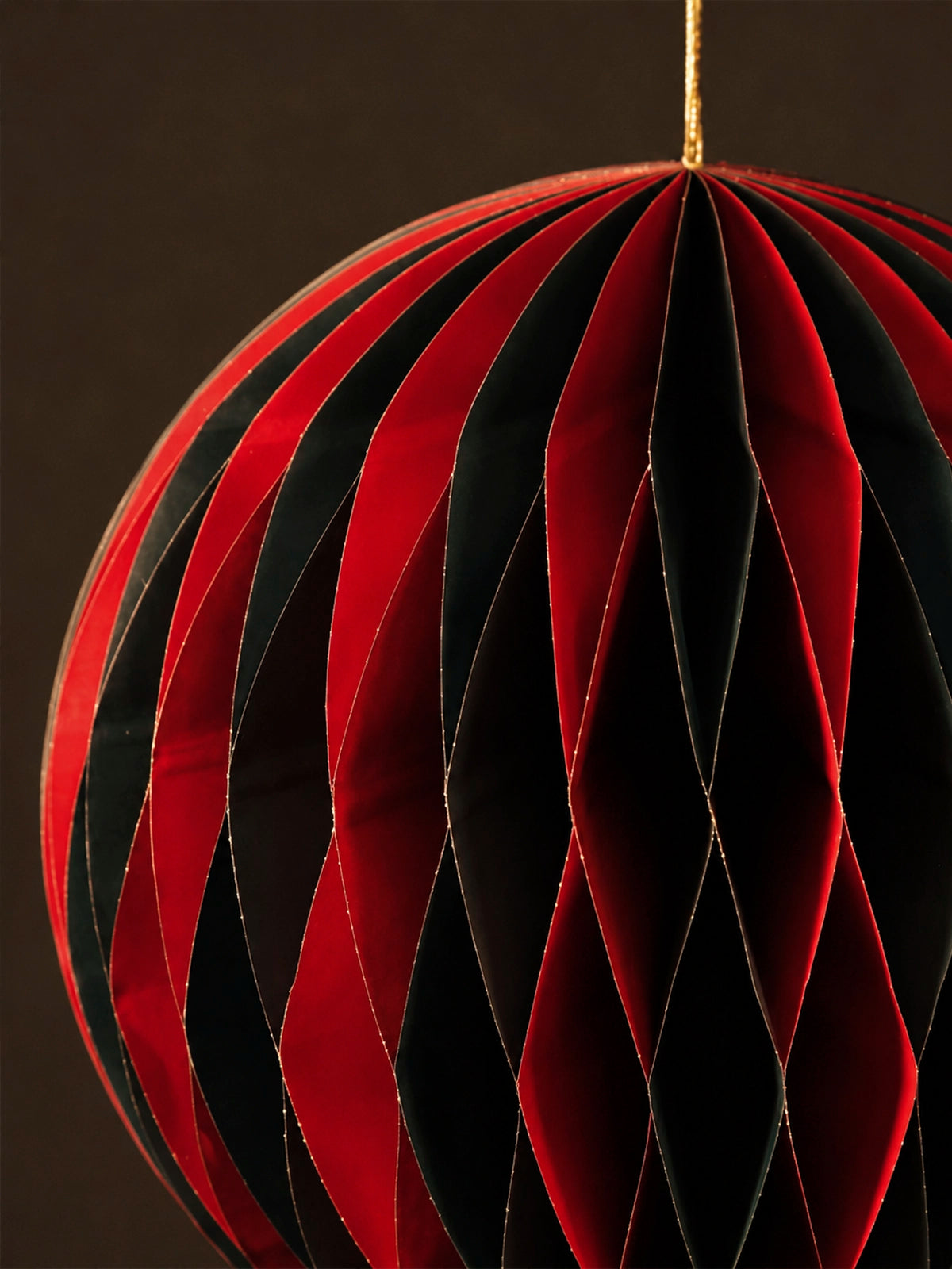 Set de 4 Bolas de Navidad de Papel Rojo y Negro – Ø25 cm