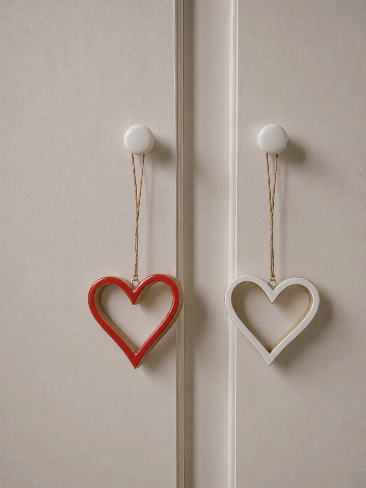 Set de 4 Corazones Colgantes de Madera de Mango – Rojo y Blanco 11 × 12 cm