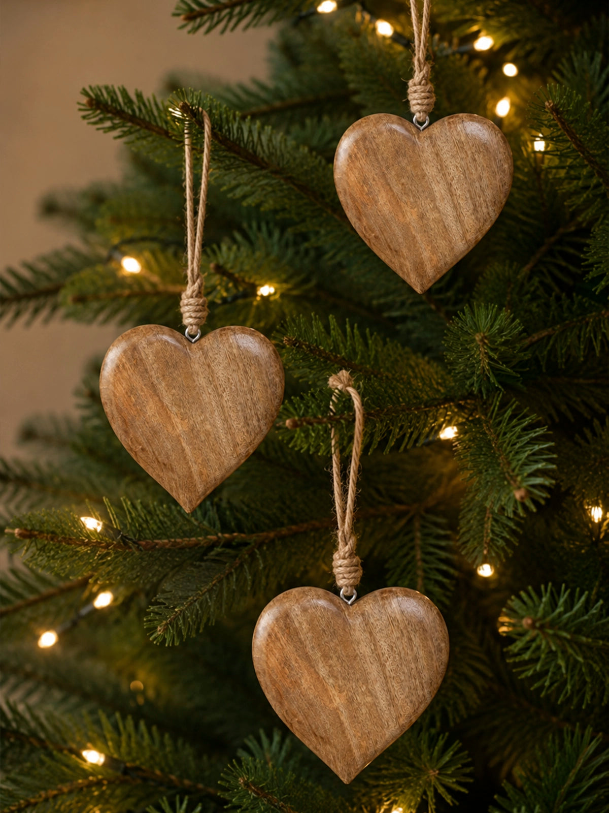 Set de 4 Corazones Navideños Colgantes de Madera de Mango Natural – 15 × 15 cm