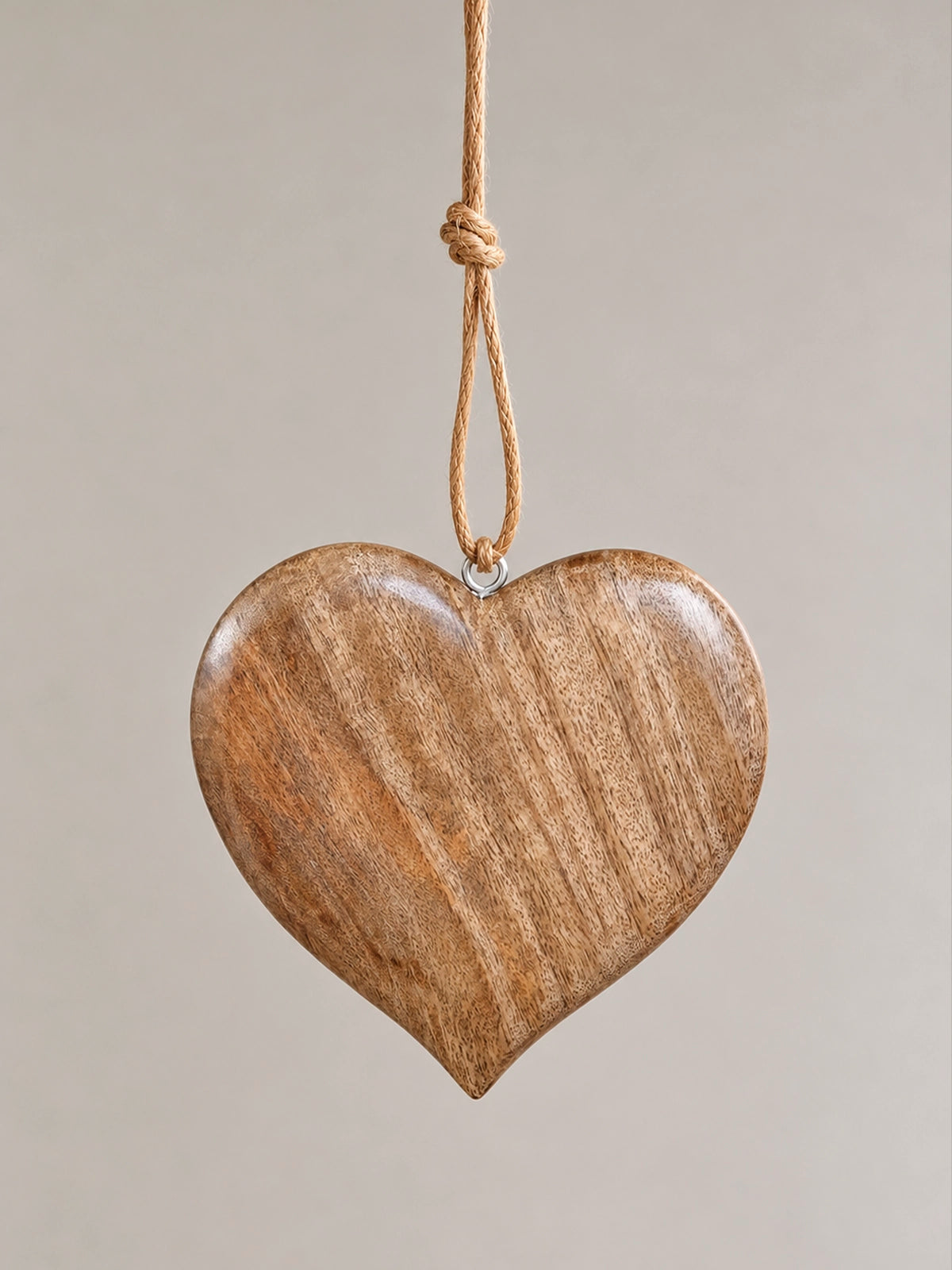 Set de 4 Corazones Navideños Colgantes de Madera de Mango Natural – 15 × 15 cm
