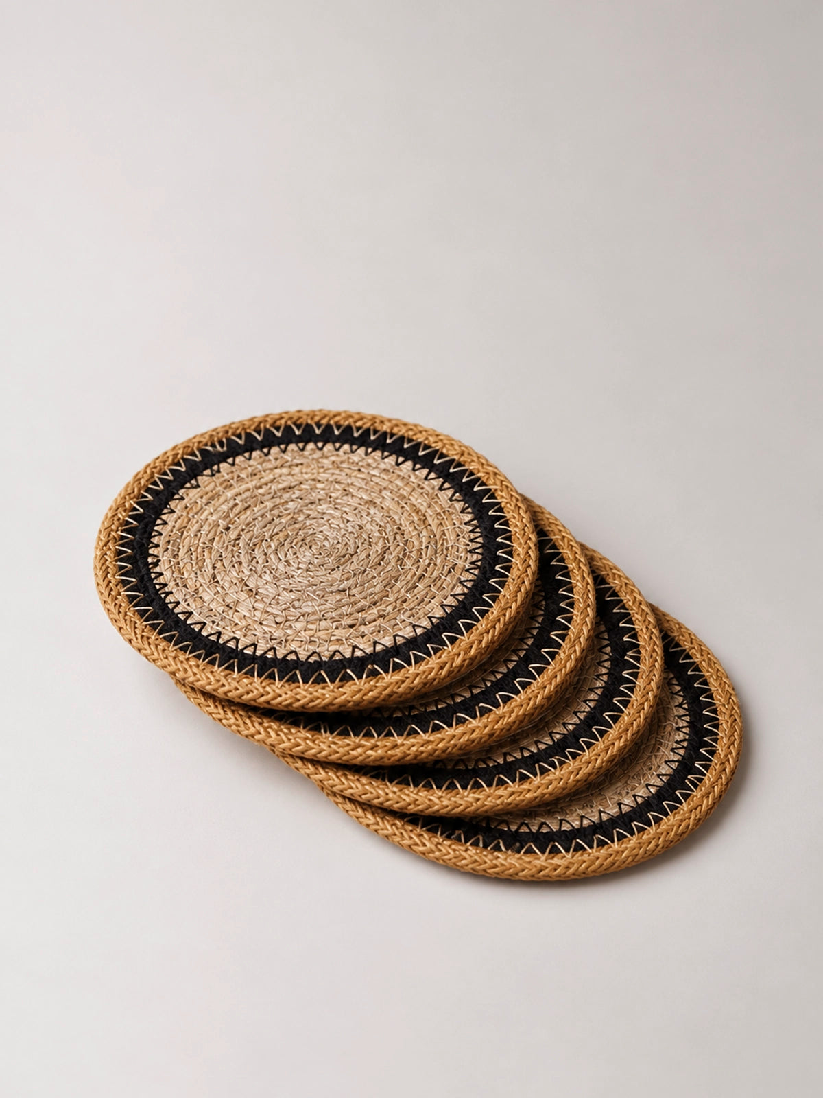 Set de 4 Posavasos de Seagrass Corso – Negro, Mostaza y Natural Ø10 cm