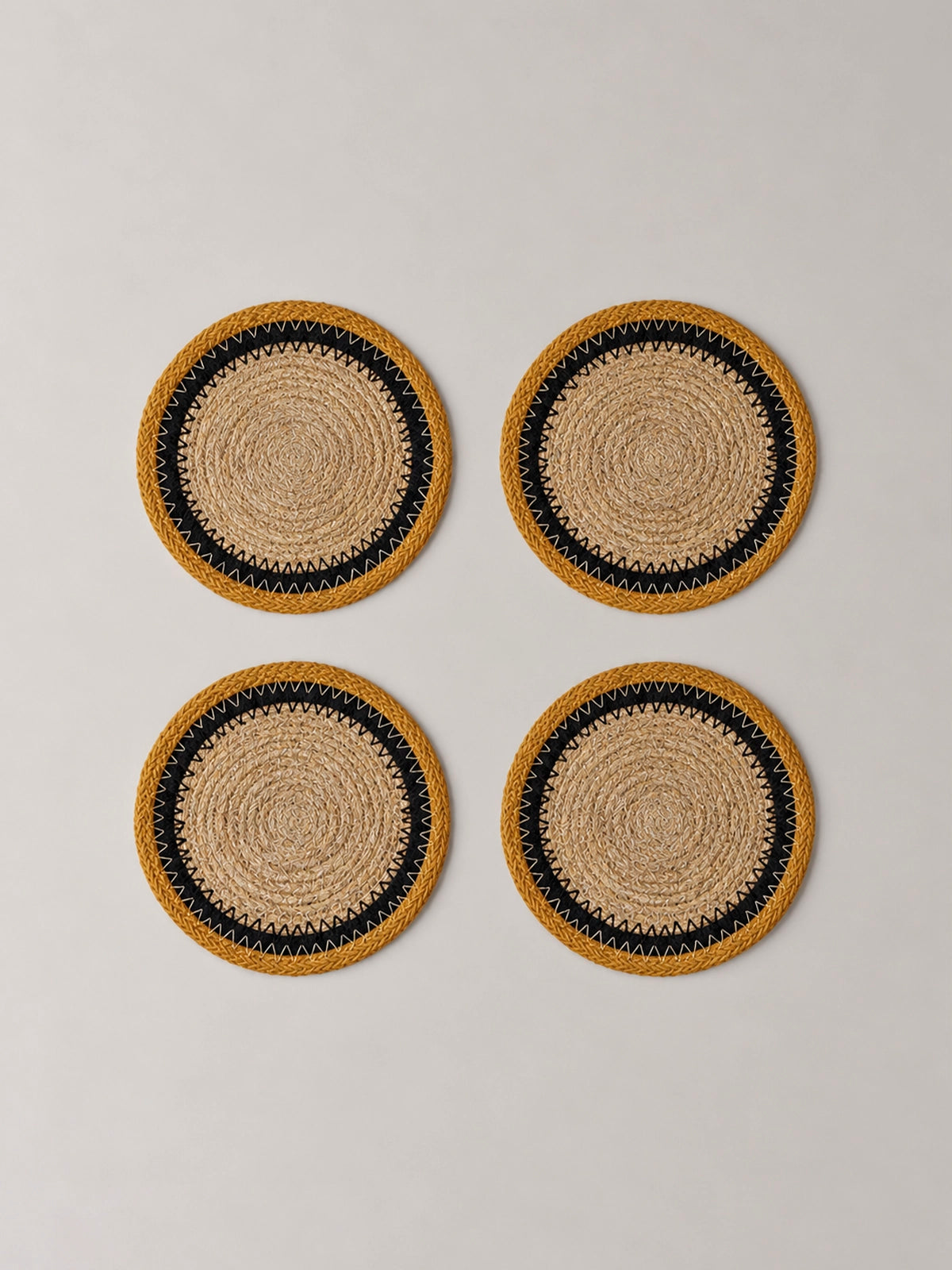 Set de 4 Posavasos de Seagrass Corso – Negro, Mostaza y Natural Ø10 cm