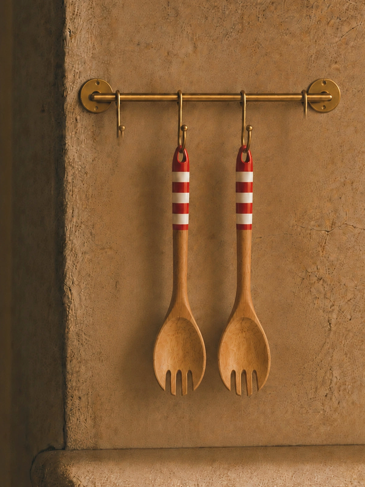 Set de 2 Tenedores de Servir de Madera de Mango con Rayas Rojas y Blancas – 20 cm