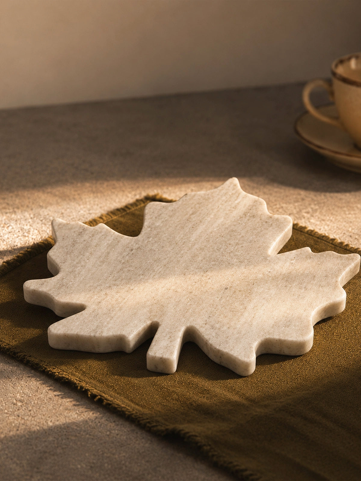 Tabla de Cortar de Mármol en Forma de Hoja – 27 × 27 cm