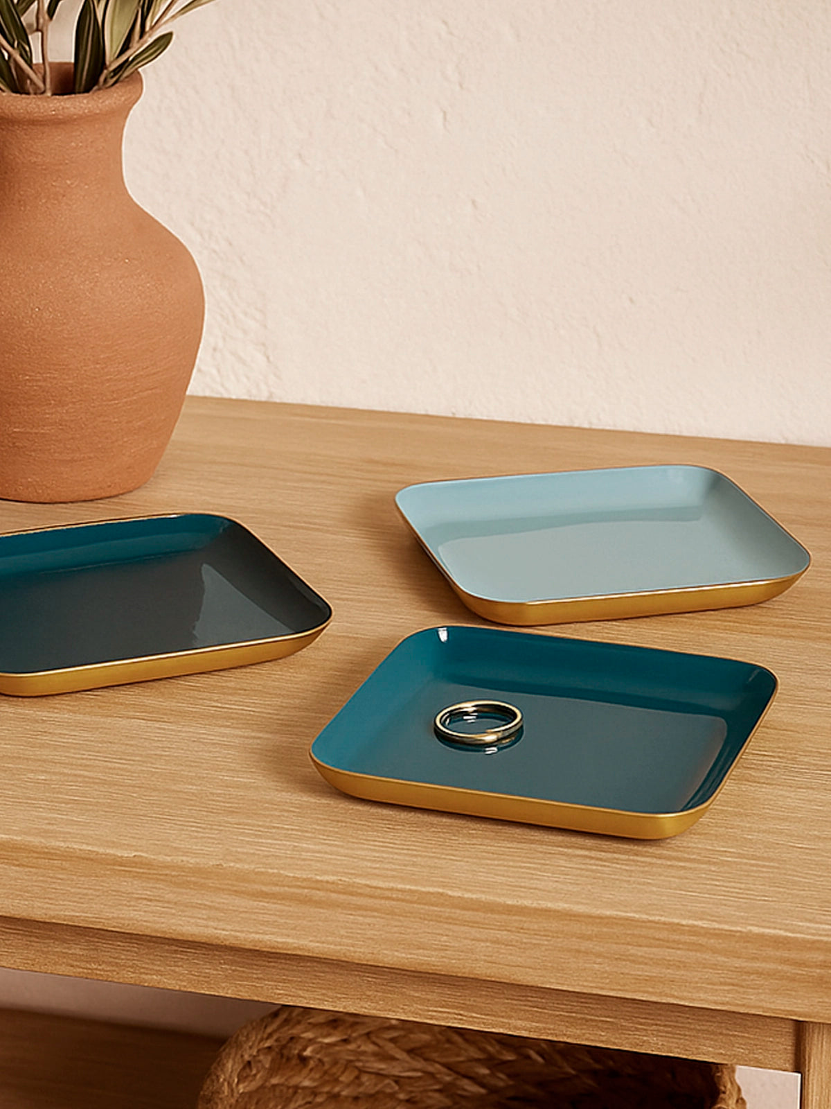 Bandeja Ocean cuadrada de metal con base dorada