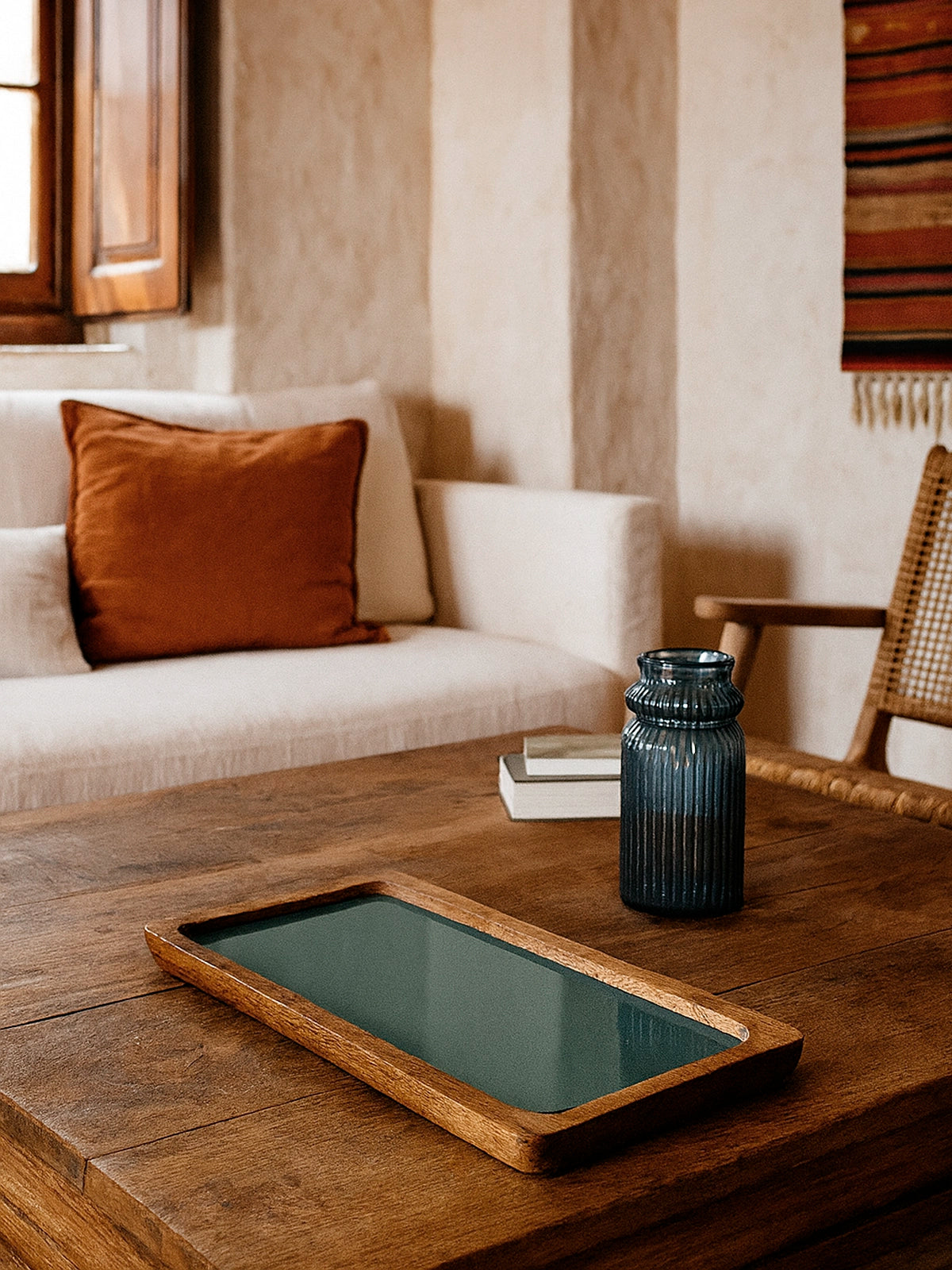 Bandeja madera con base esmaltada en azul mar