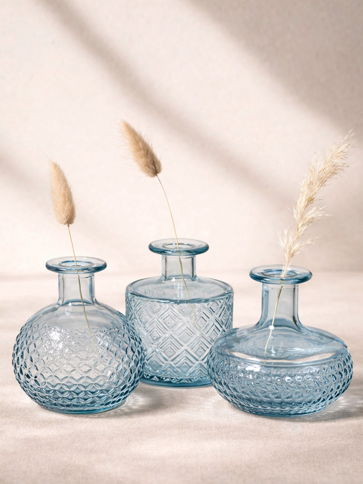 Juego de 3 botellitas decorativas Granada de vidrio reciclado azul transparente — set sostenible sin plomo