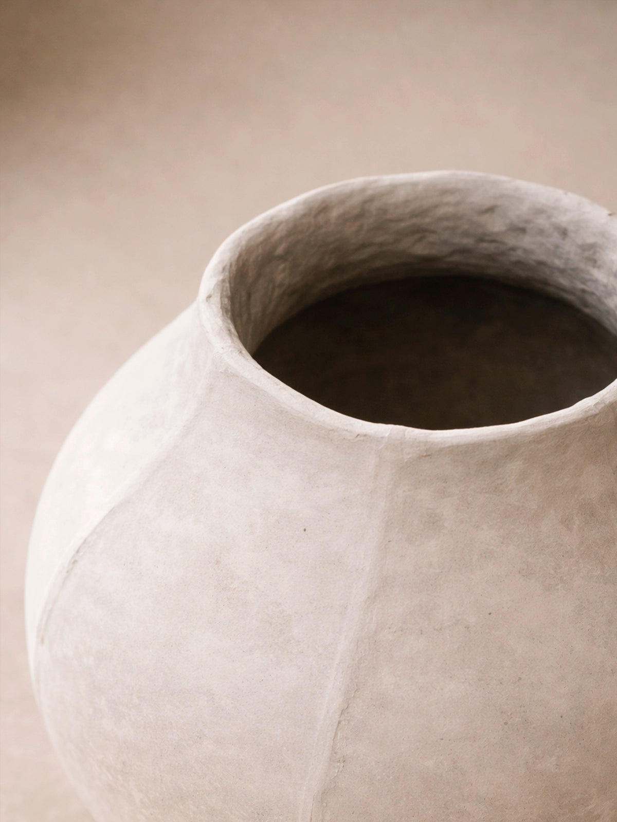 Jarrón de papel maché natural 38x35 cm — jarrón decorativo artesanal en tonos neutros