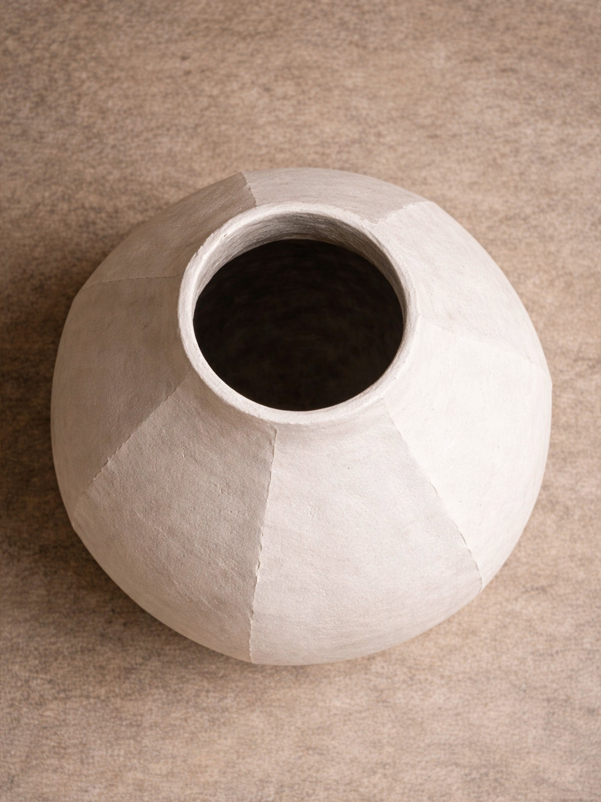 Jarrón de papel maché natural 38x35 cm — jarrón decorativo artesanal en tonos neutros