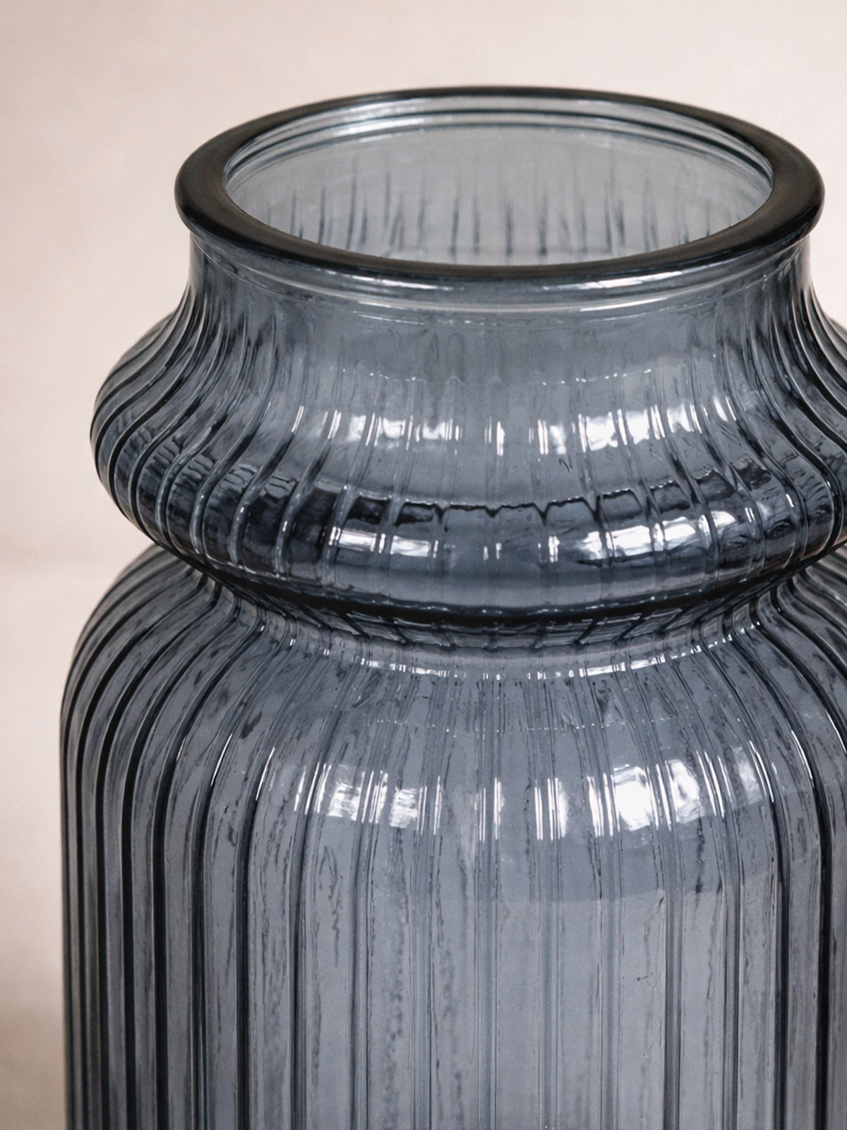 Jarrón Isabella de vidrio reciclado azul plomo — jarrón decorativo sostenible sin plomo