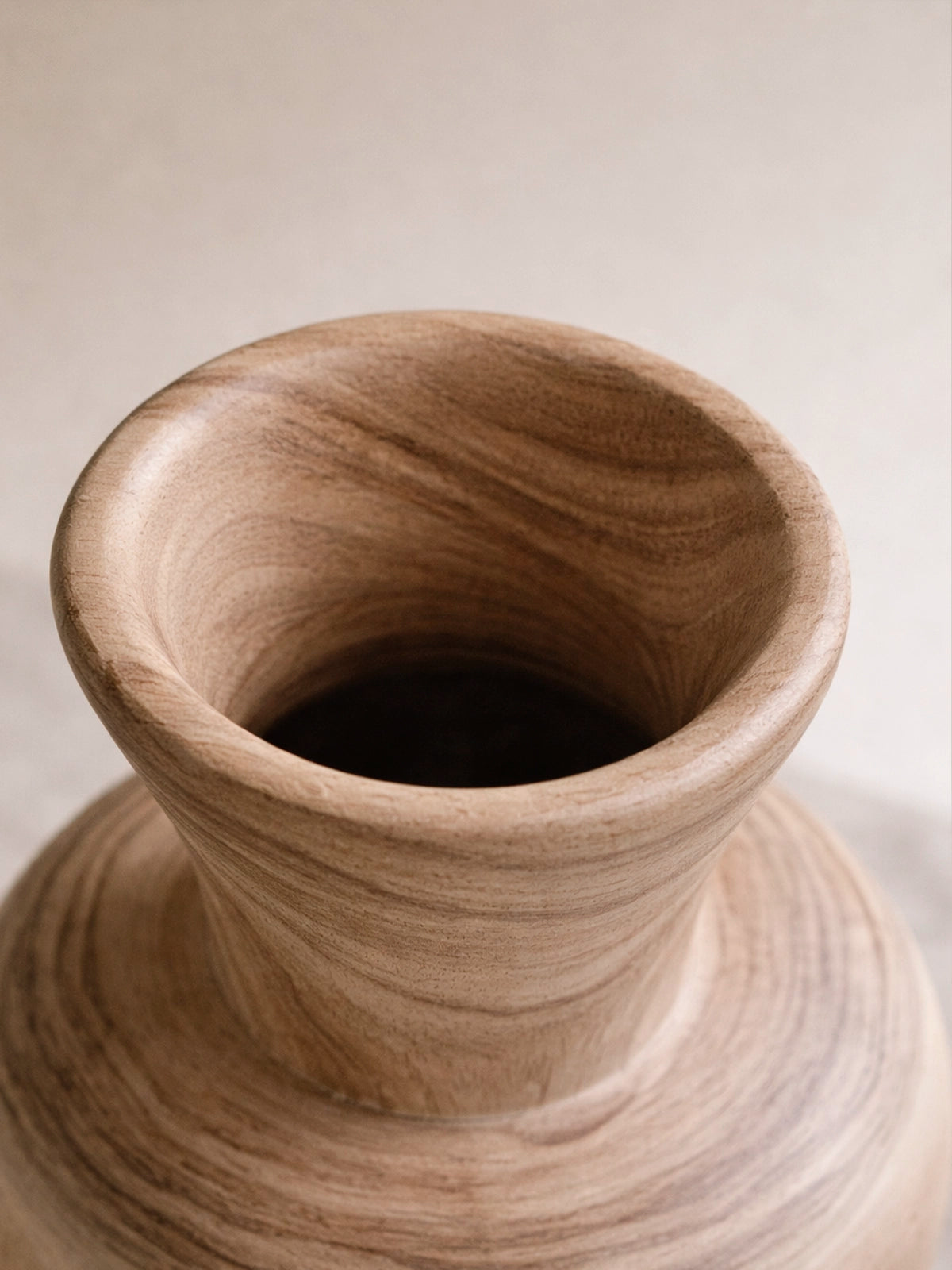 Jarrón decorativo de madera de paulownia en tonos naturales — pieza artesanal para hogar