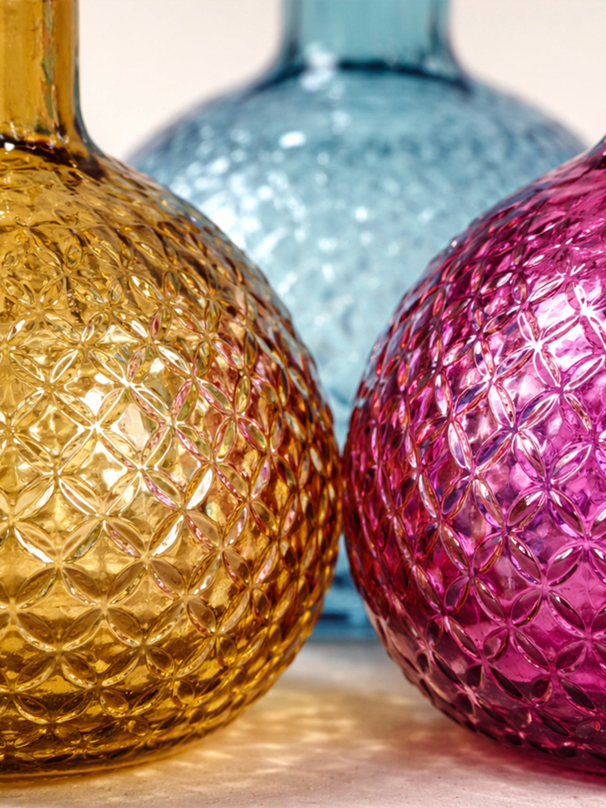 Juego de 3 botellitas decorativas Granada multicolor de vidrio reciclado 12 cm — set sostenible sin plomo