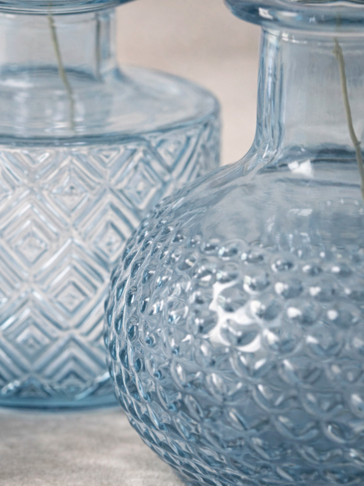 Juego de 3 botellitas decorativas Granada de vidrio reciclado azul transparente — set sostenible sin plomo
