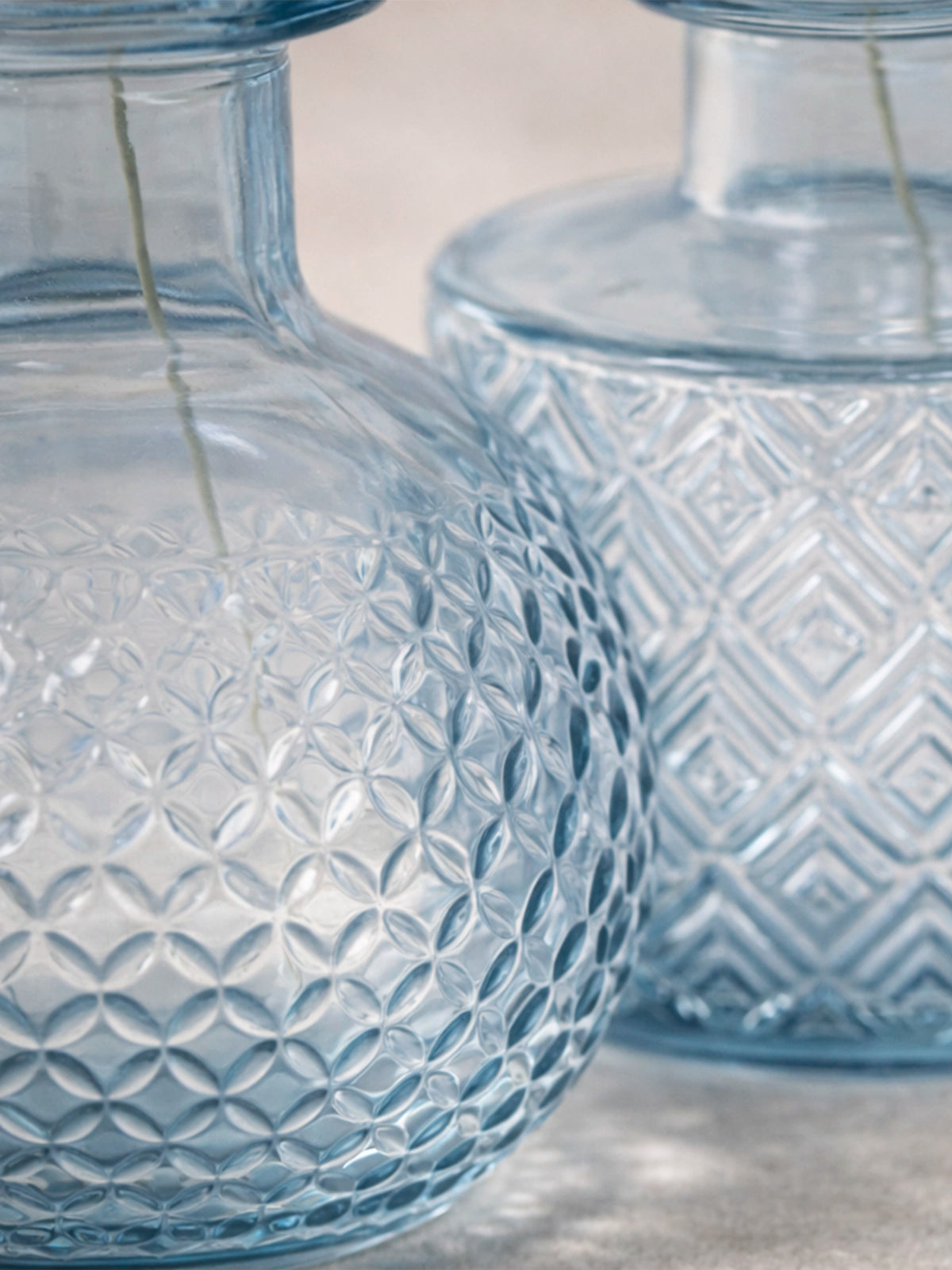 Juego de 3 botellitas decorativas Granada de vidrio reciclado azul transparente — set sostenible sin plomo