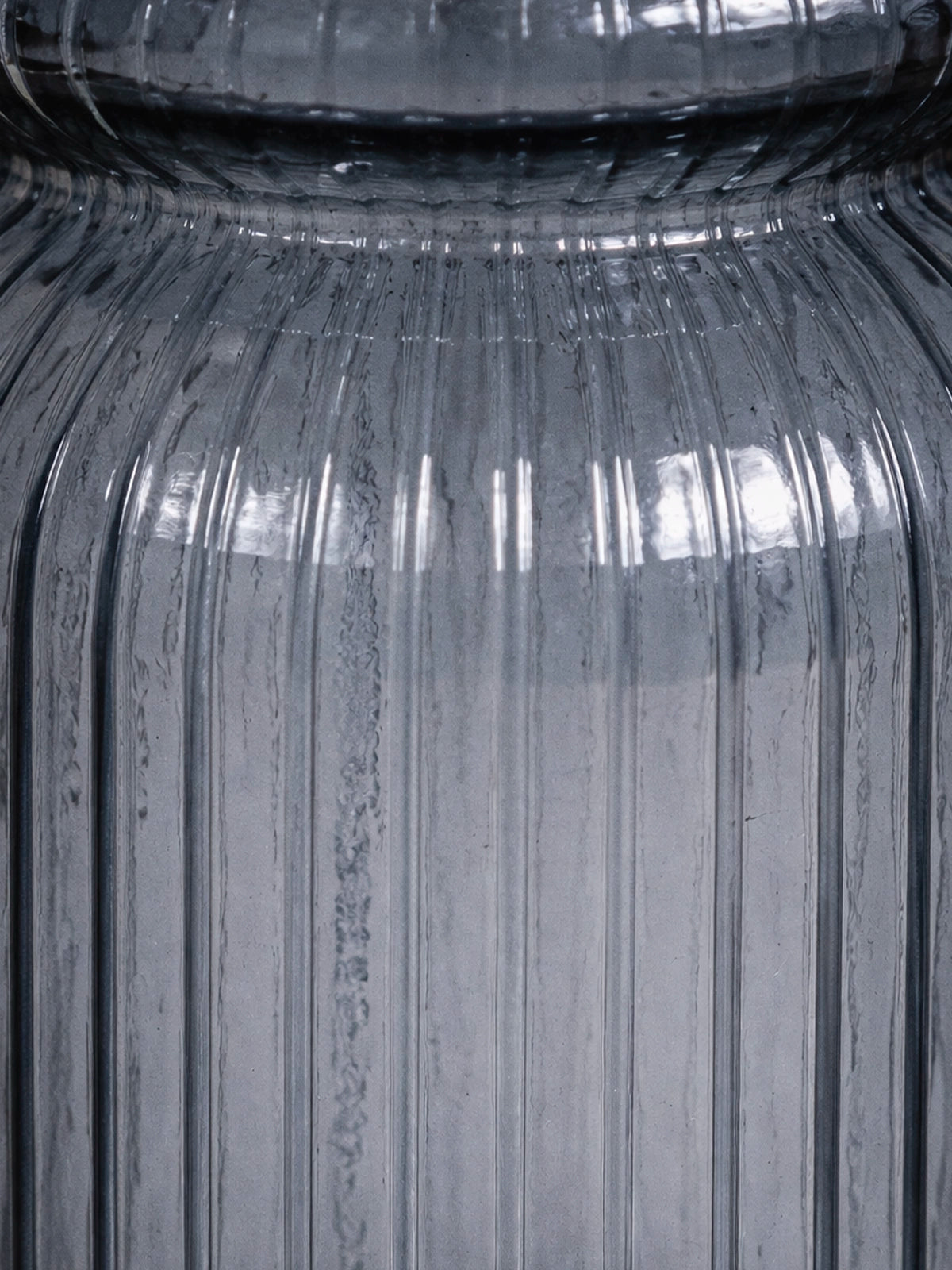 Jarrón Isabella de vidrio reciclado azul plomo — jarrón decorativo sostenible sin plomo