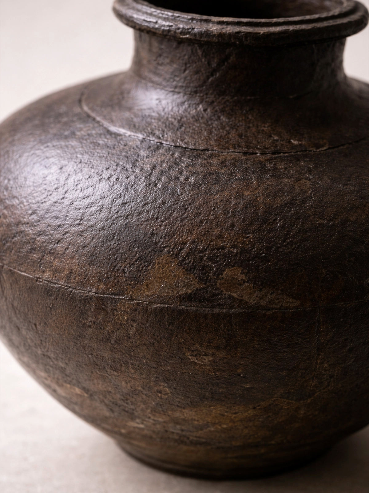 Jarrón decorativo de metal oscuro estilo artesanal vintage — decoración natural para hogar