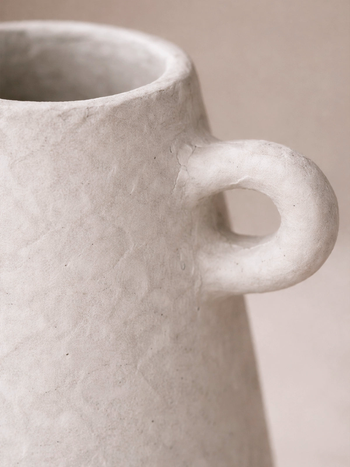 Jarrón Gea decorativo de papel maché sostenible 16x31 cm — jarrón artesanal en tonos neutros