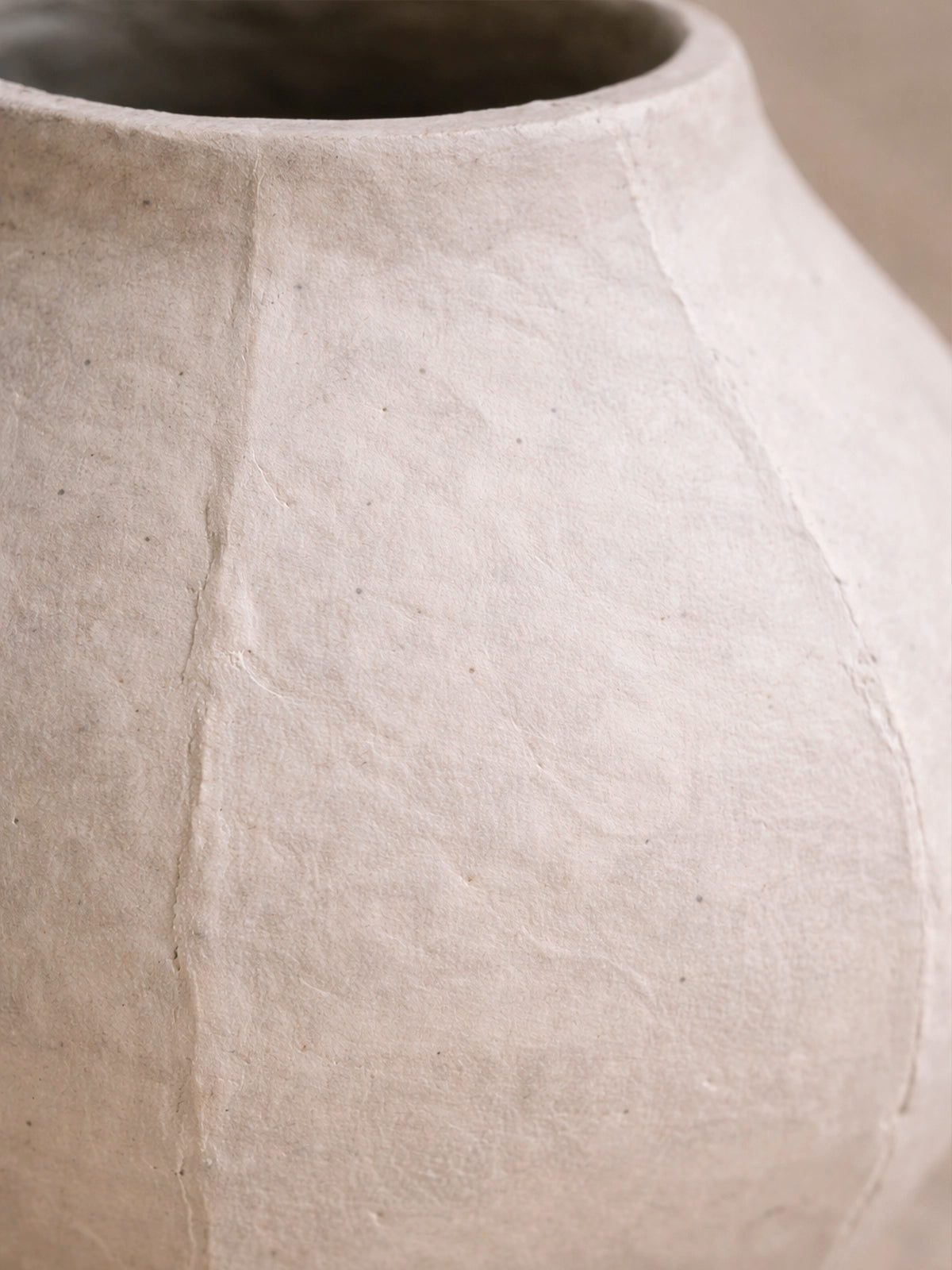 Jarrón de papel maché natural 38x35 cm — jarrón decorativo artesanal en tonos neutros