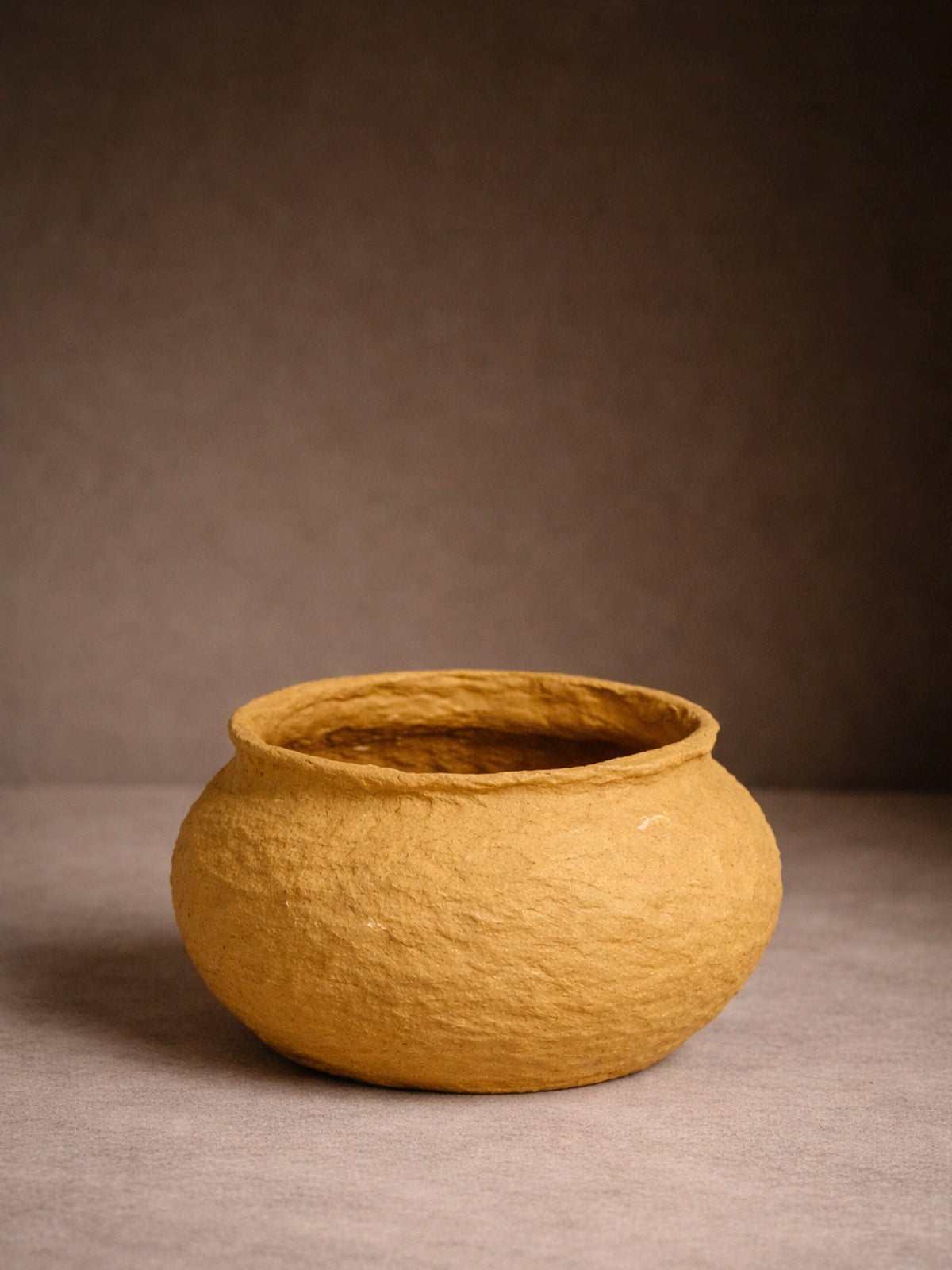 Jarrón de tela maché sostenible en mostaza y verde esmeralda 18x12 cm — jarrón artesanal decorativo