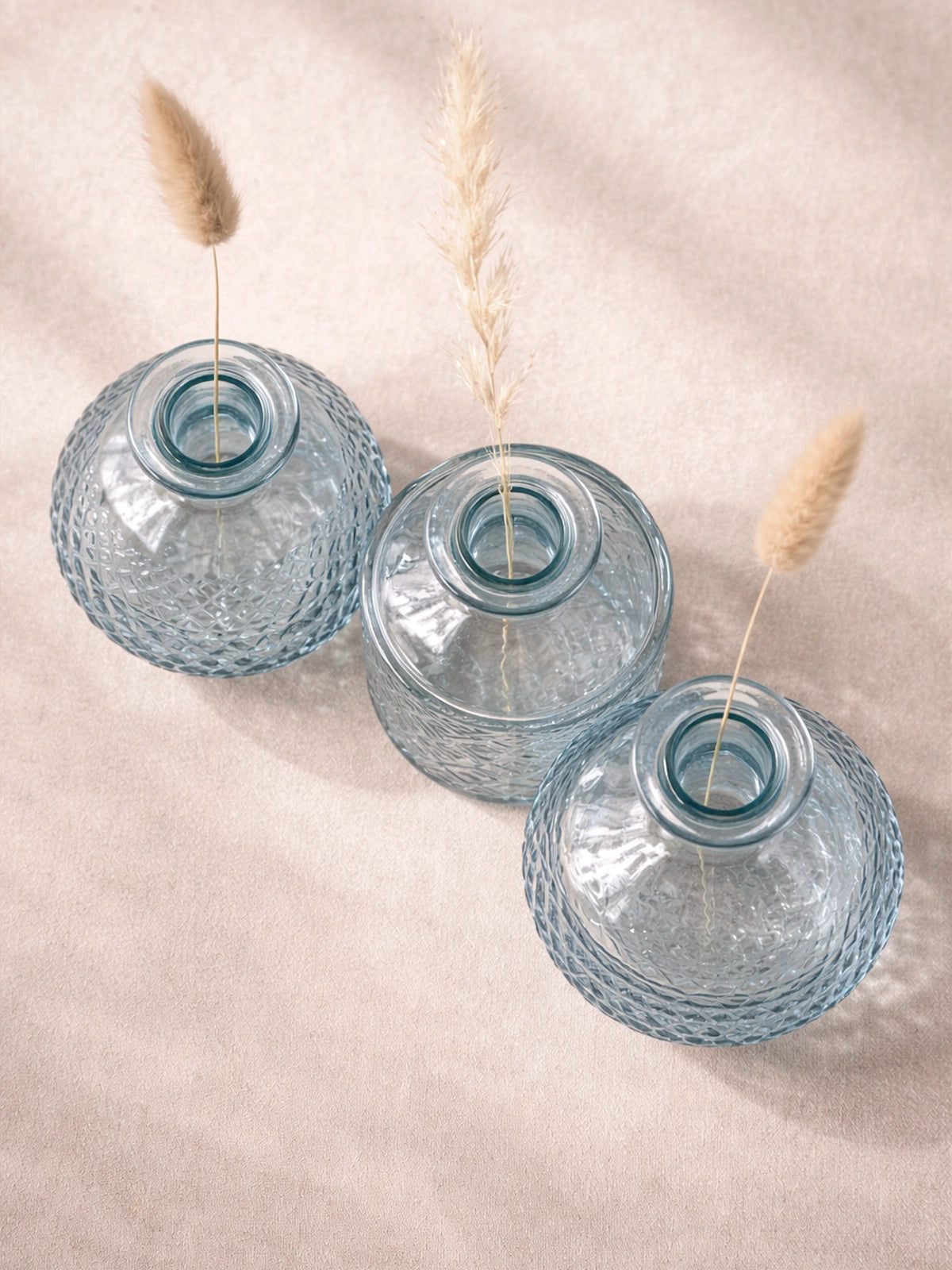 Juego de 3 botellitas decorativas Granada de vidrio reciclado azul transparente — set sostenible sin plomo