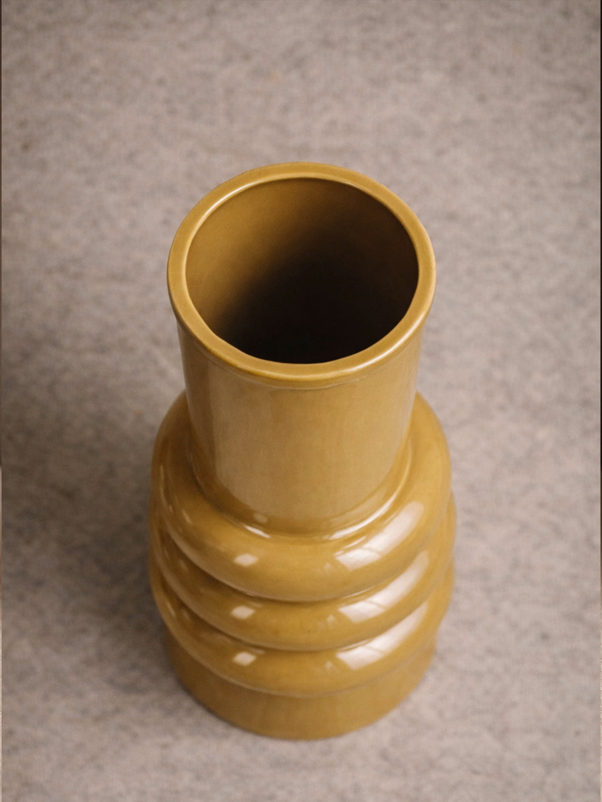 Jarrón Amalfi de vidrio reciclado color mostaza 13x25 cm — jarrón decorativo sostenible sin plomo